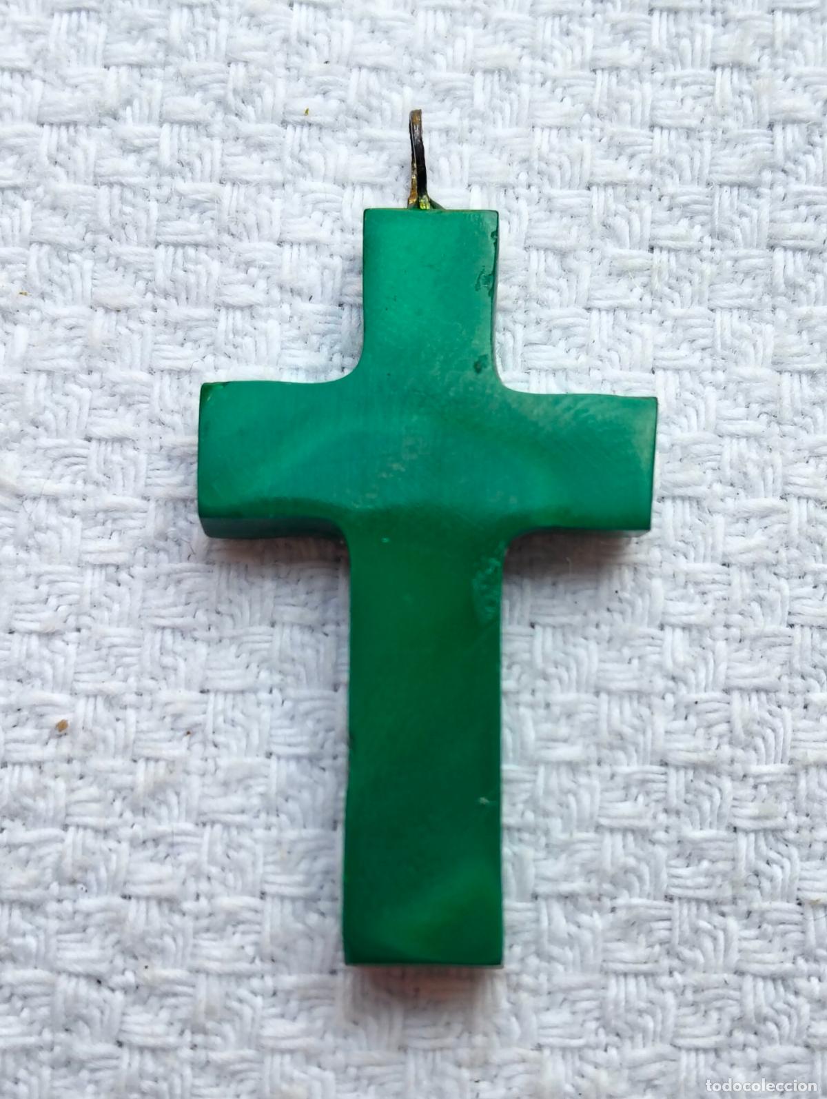 Antiques: Colgante antiguo de pasta forma de cruz crucifijo peque&ntilde;o color verde religioso a&ntilde;os 50-60