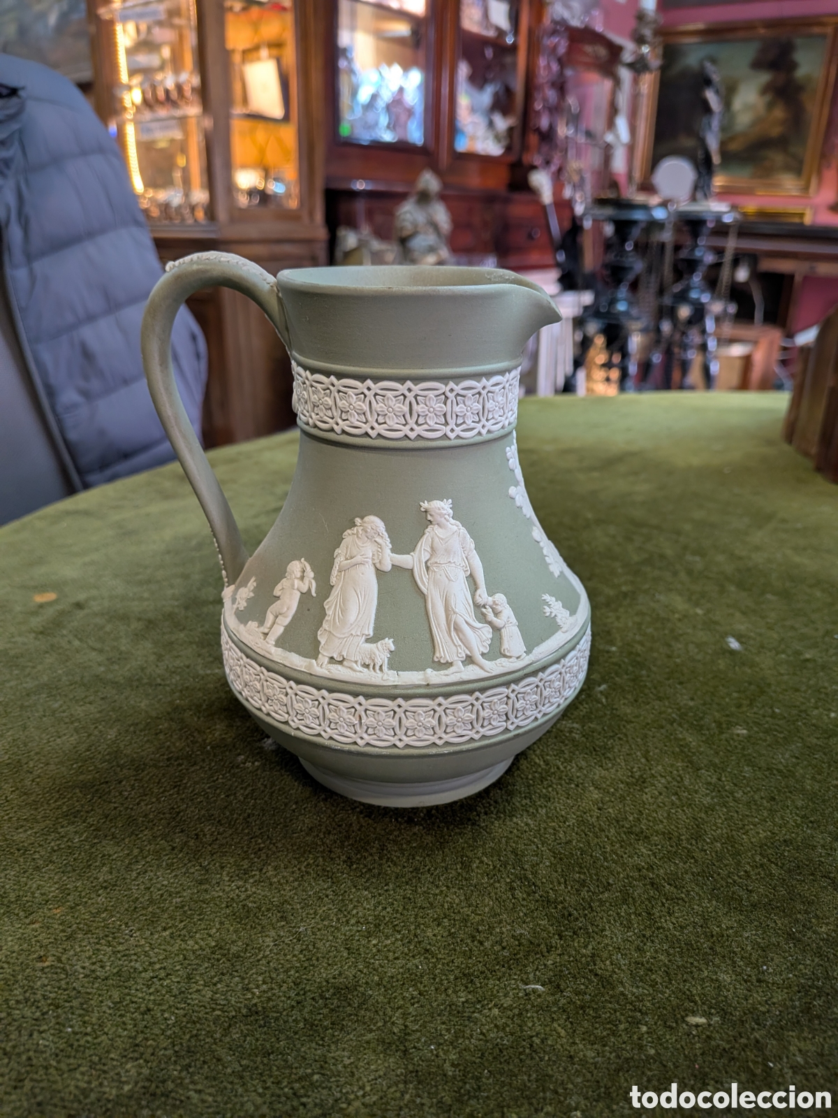 Antig&uuml;edades: Jarrita verde oliva en porcelana biscuit wedgwood. REF-1455