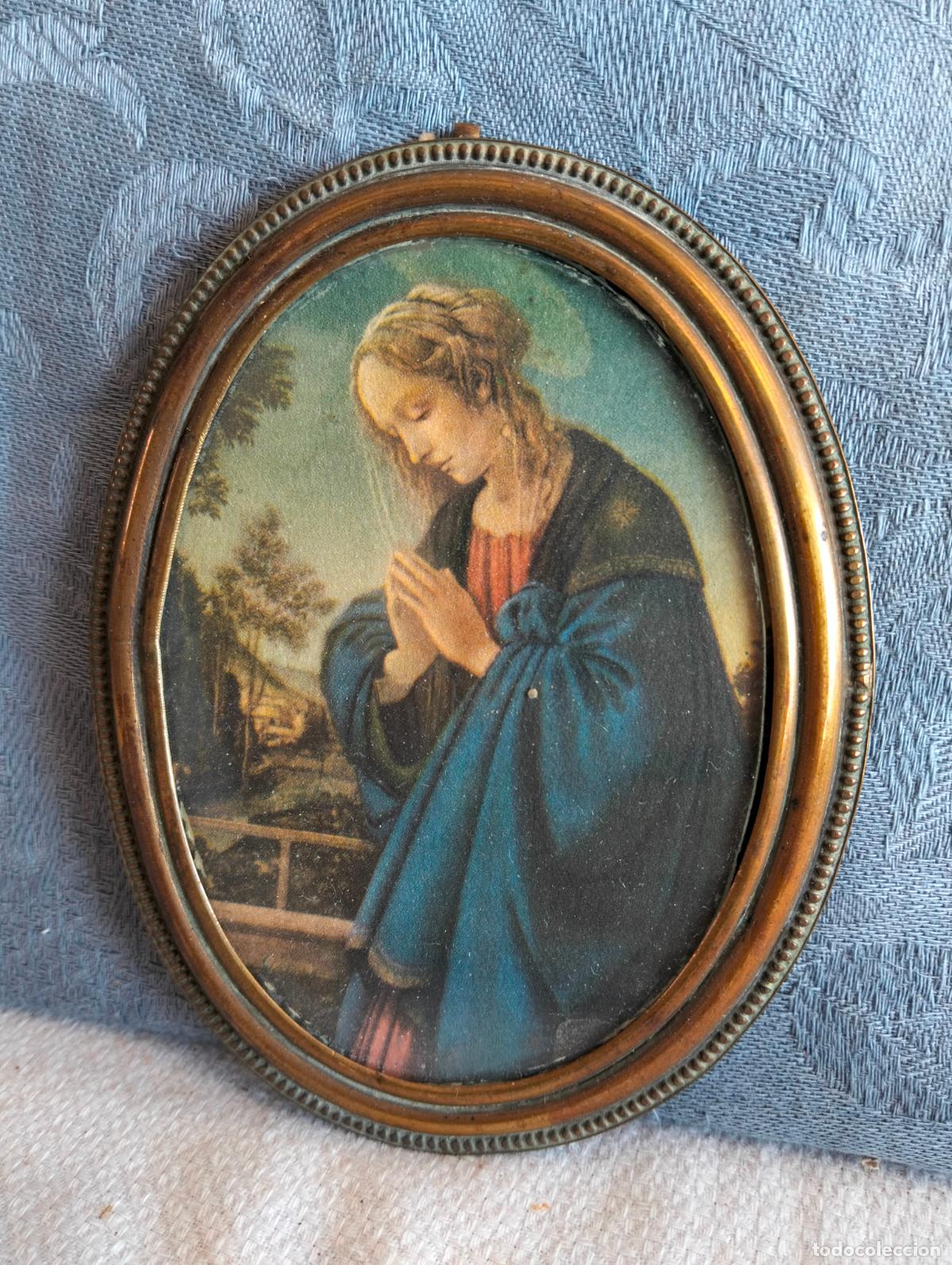 Antig&uuml;edades: Cuadro religioso antiguo con marco oval de lat&oacute;n dorado y cristal de los a&ntilde;os 20-30