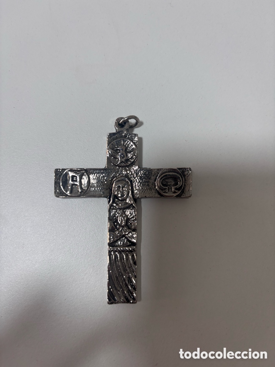 Antig&uuml;edades: Cruz plateada con figuras religiosas