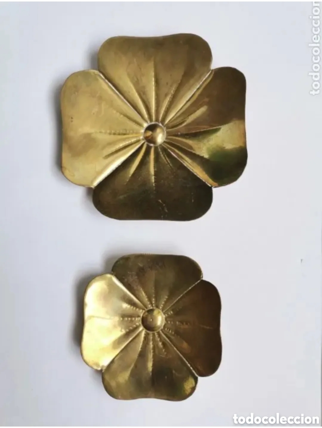 Antiques: Dos antiguos platos decoraci&oacute;n flor en lat&oacute;n 13,5cm y 10cm