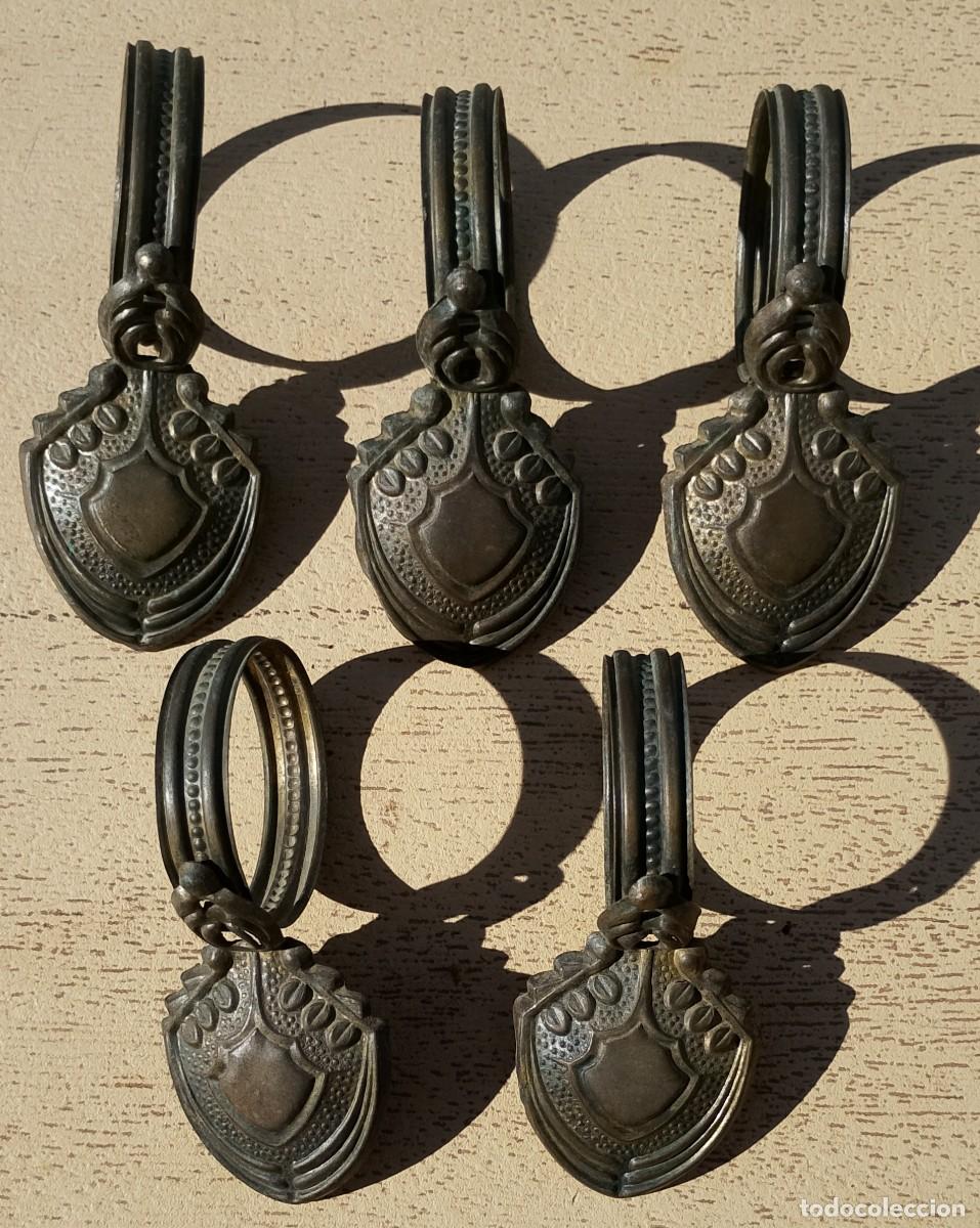 Antig&uuml;edades: Lote Pinzas Anillas Antiguas para Cortinas con Copete Decorativo Vintage Dise&ntilde;o Escudo