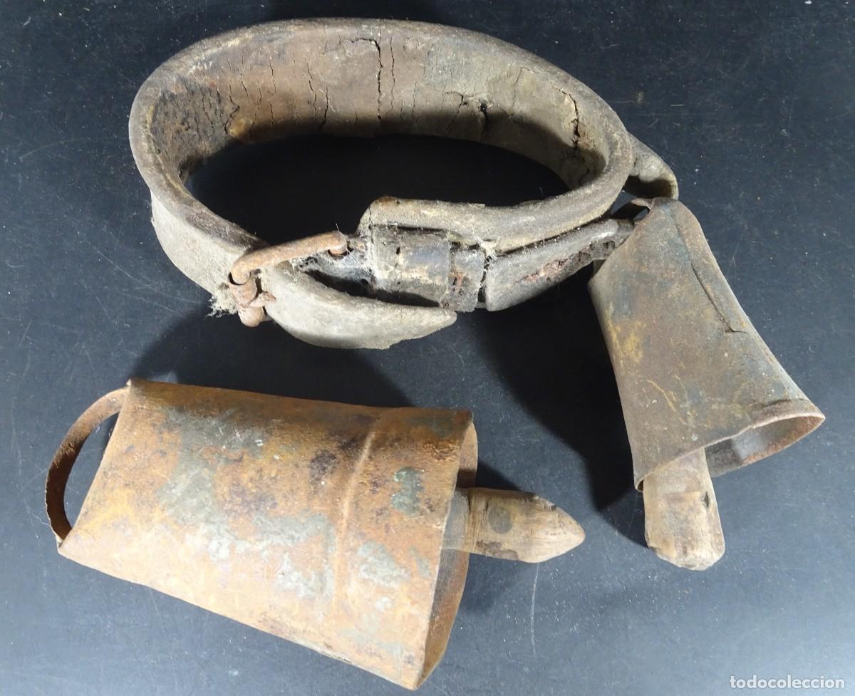 Antig&uuml;edades: LOTE DE 2 ANTIGUOS CENCERROS, UNO CON COLLAR, VER FOTOS