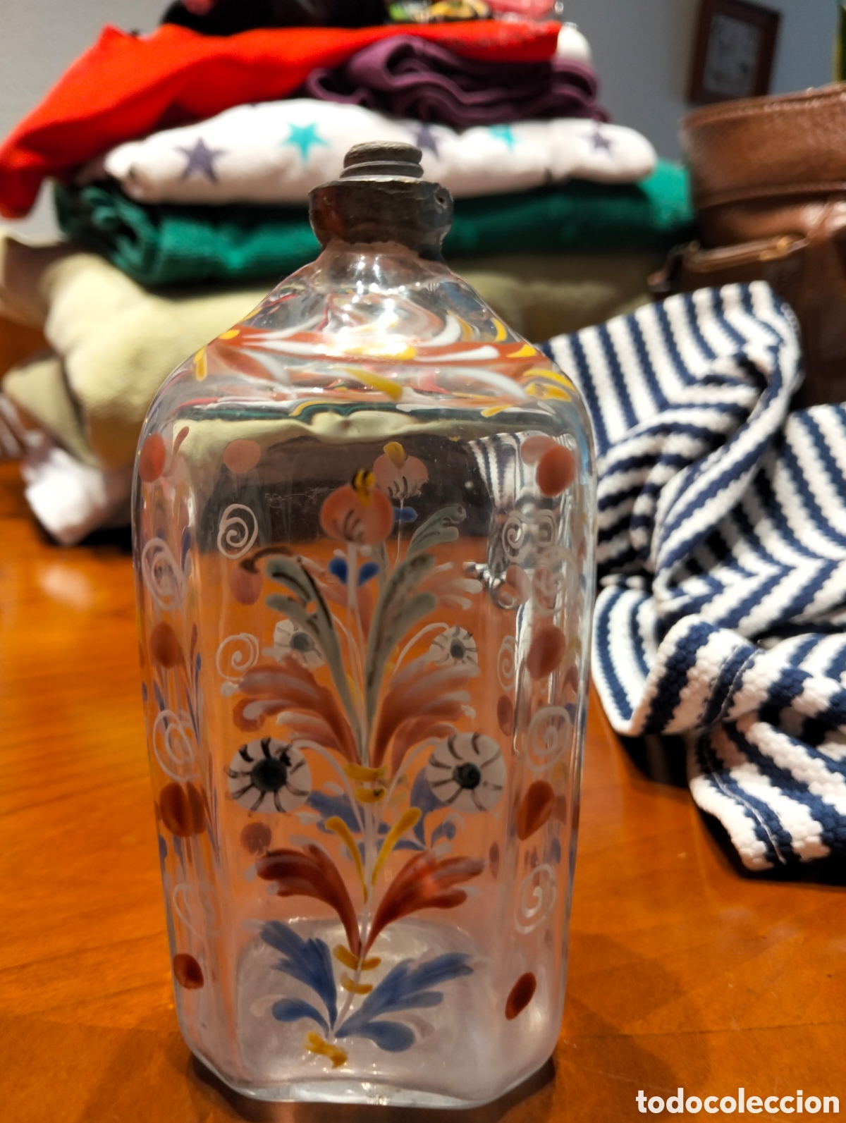 Antig&uuml;edades: Botella de cristal pintada a mano