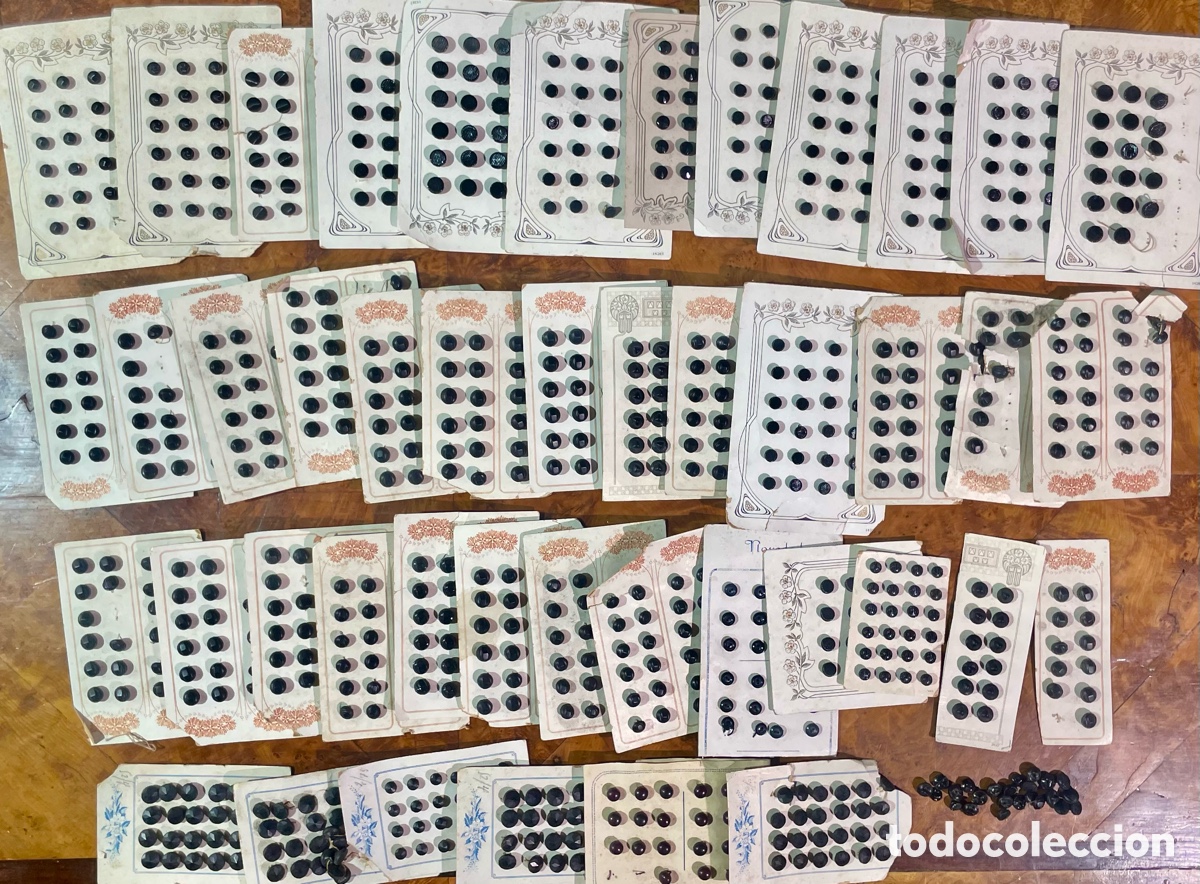 Antig&uuml;edades: 44 Cartones de Botones Antiguos Azabache