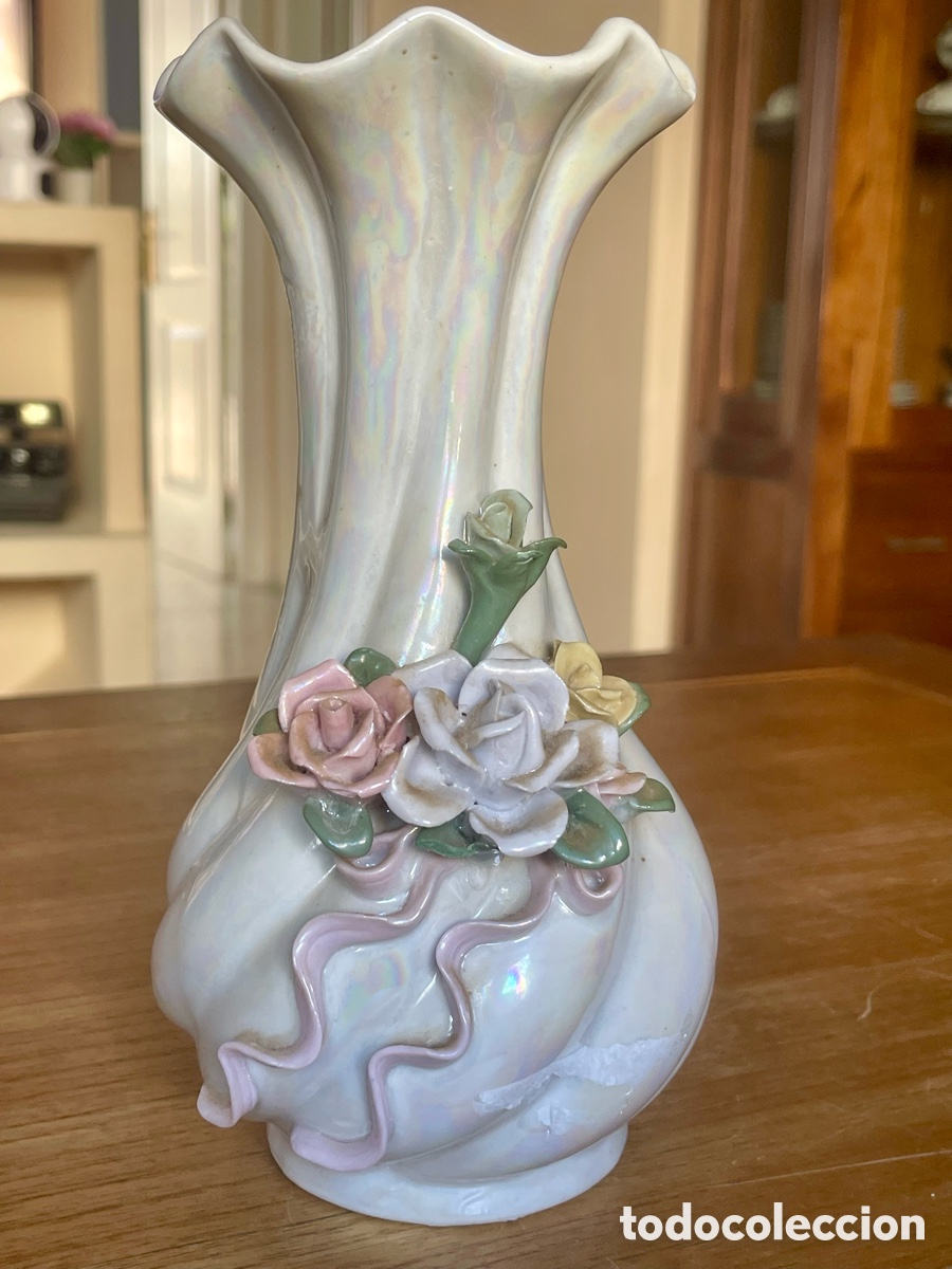 Antig&uuml;edades: Jarr&oacute;n de cer&aacute;mica nacarada con flores en relieve