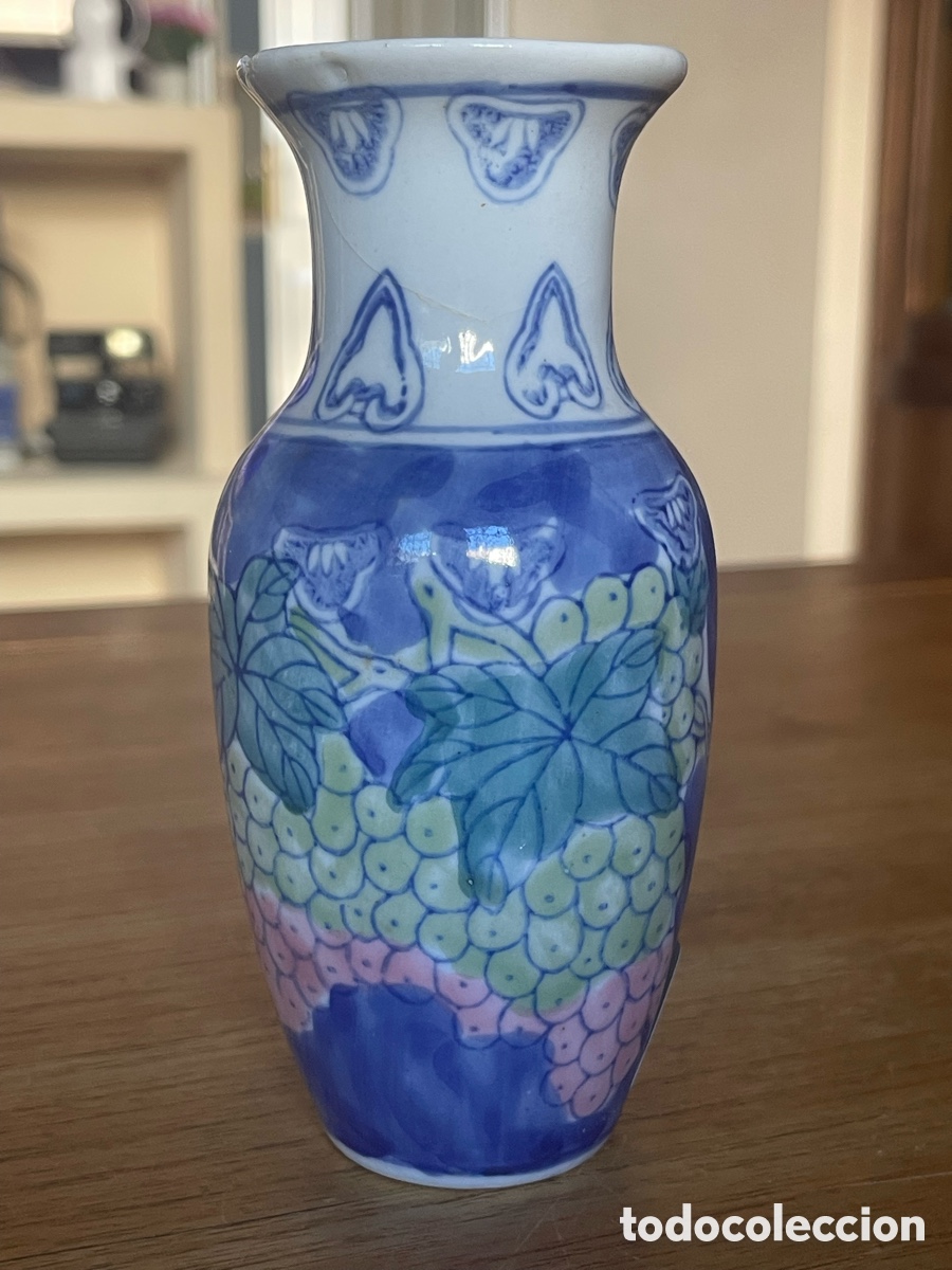 Antig&uuml;edades: Jarr&oacute;n oriental de cer&aacute;mica pintado con uvas 16 cm