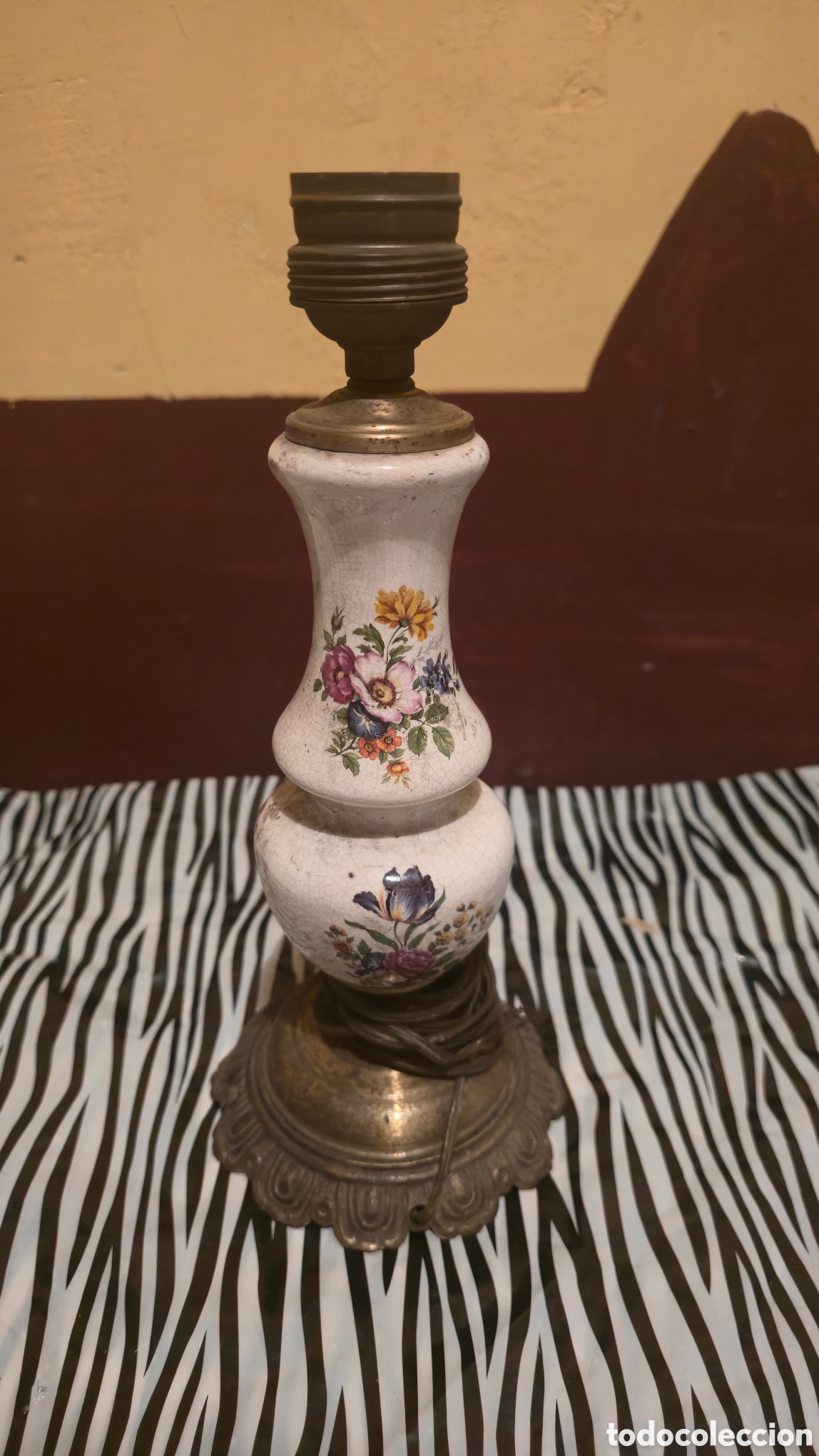 Antig&uuml;edades: Lampara de mesa de porcelana y bronce antigua