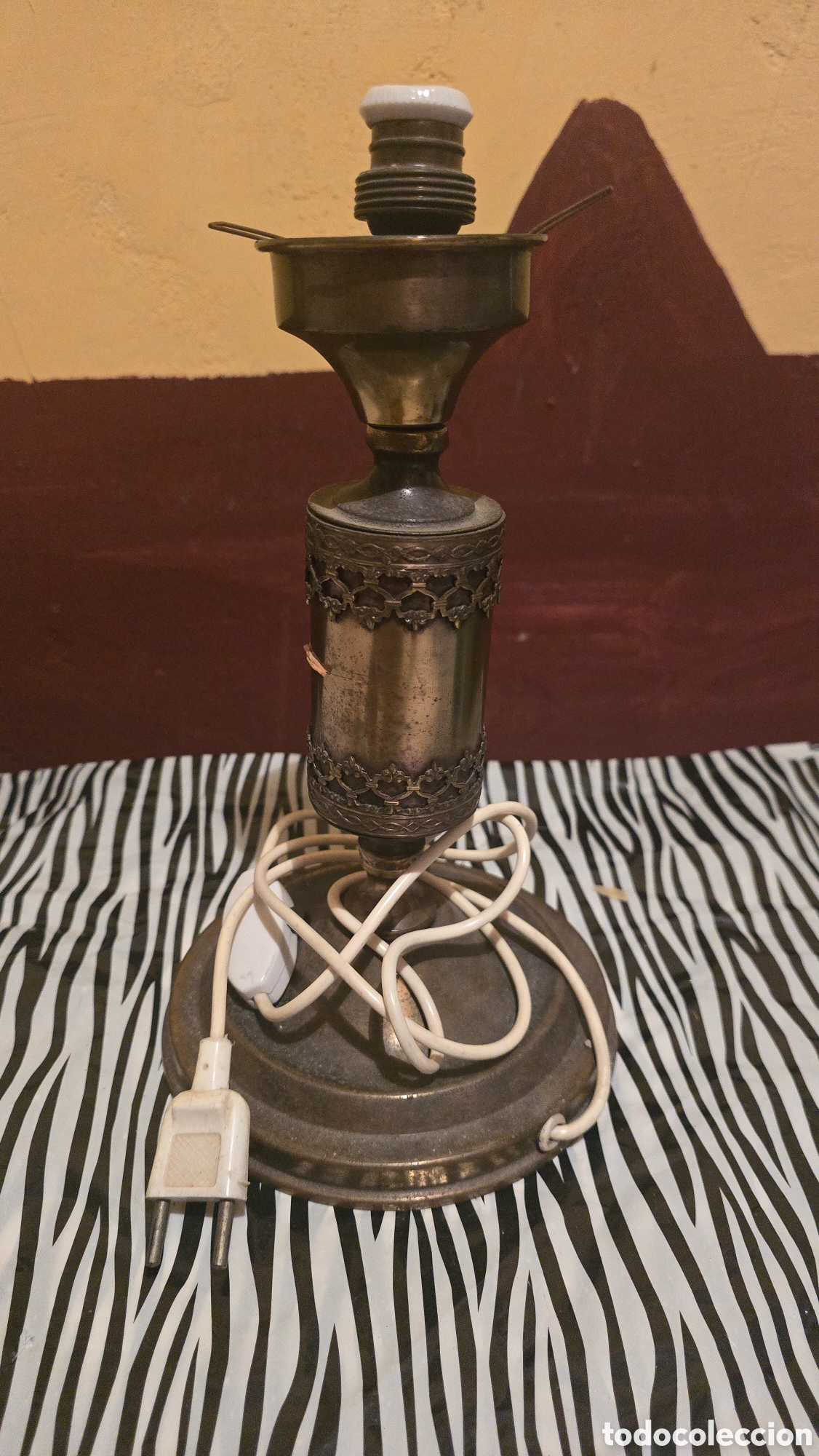 Antig&uuml;edades: Lampara de bronce con detalles