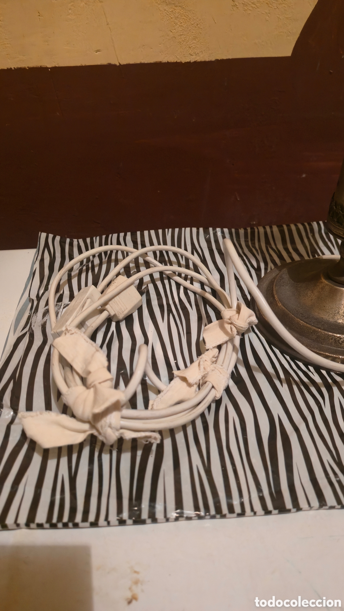 Antig&uuml;edades: Lampara de bronce con detalles de mesa - Foto 2