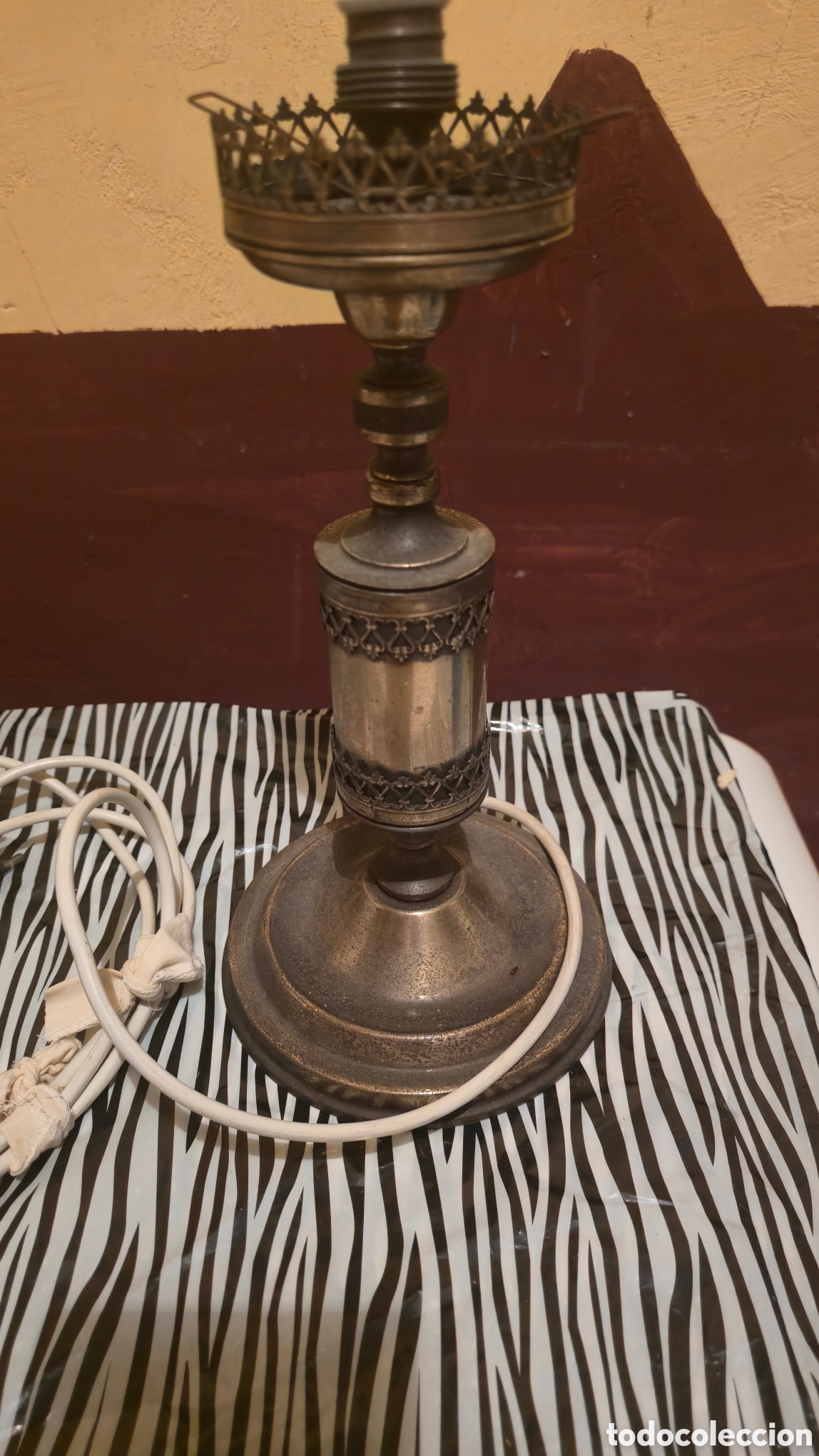 Antig&uuml;edades: Lampara de bronce con detalles de mesa - Foto 3