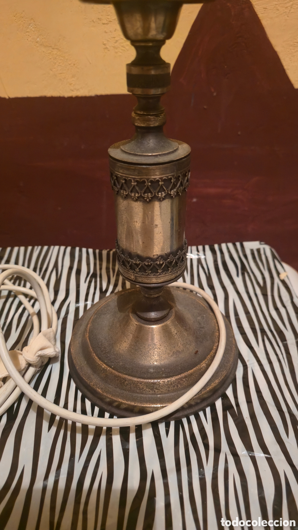 Antig&uuml;edades: Lampara de bronce con detalles de mesa - Foto 4