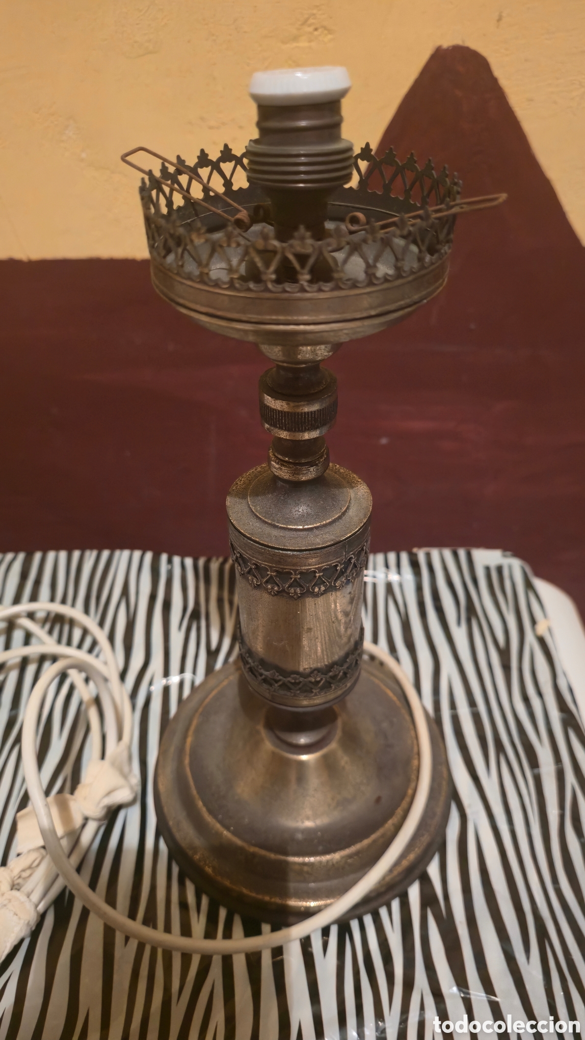 Antig&uuml;edades: Lampara de bronce con detalles de mesa - Foto 5