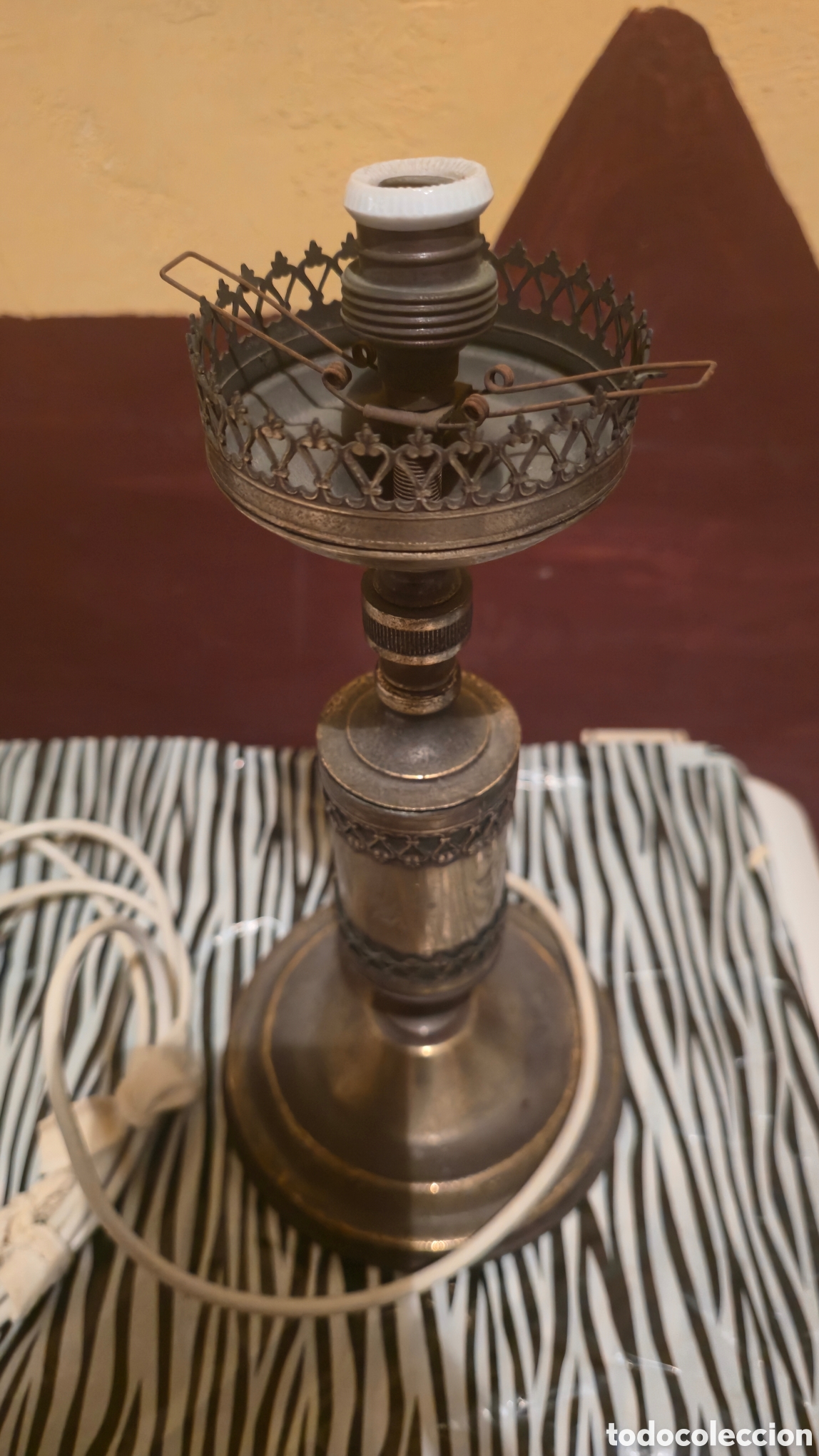 Antig&uuml;edades: Lampara de bronce con detalles de mesa - Foto 6