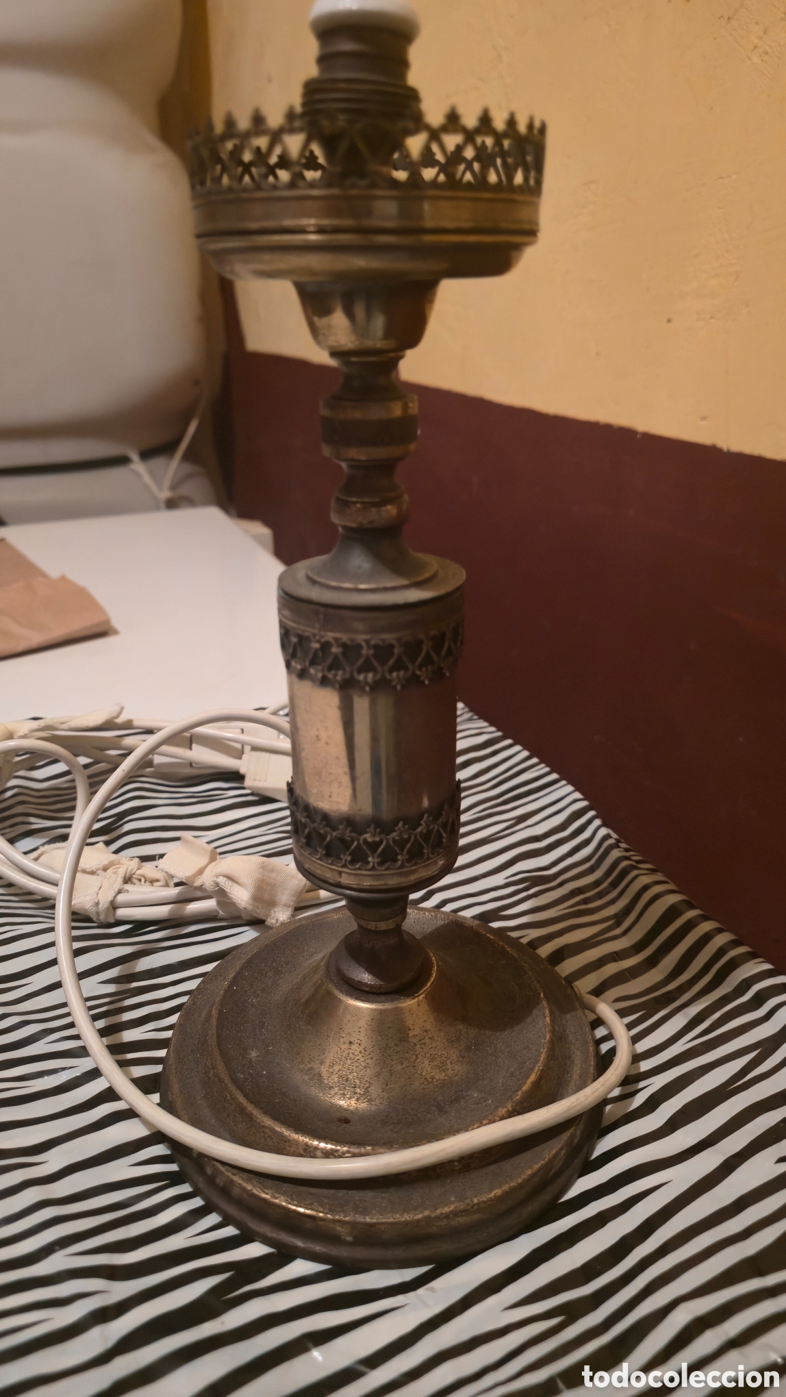 Antig&uuml;edades: Lampara de bronce con detalles de mesa - Foto 7