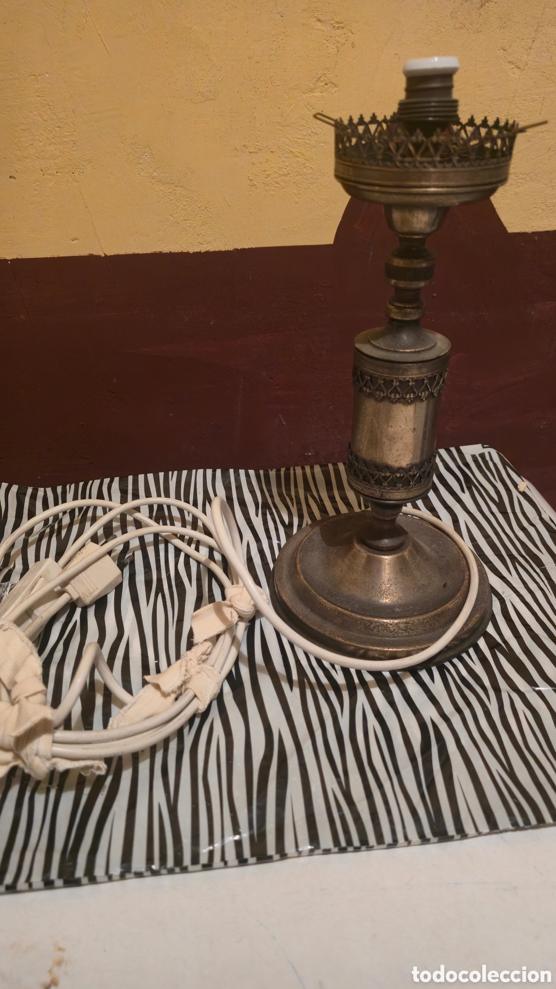 Antig&uuml;edades: Lampara de bronce con detalles de mesa