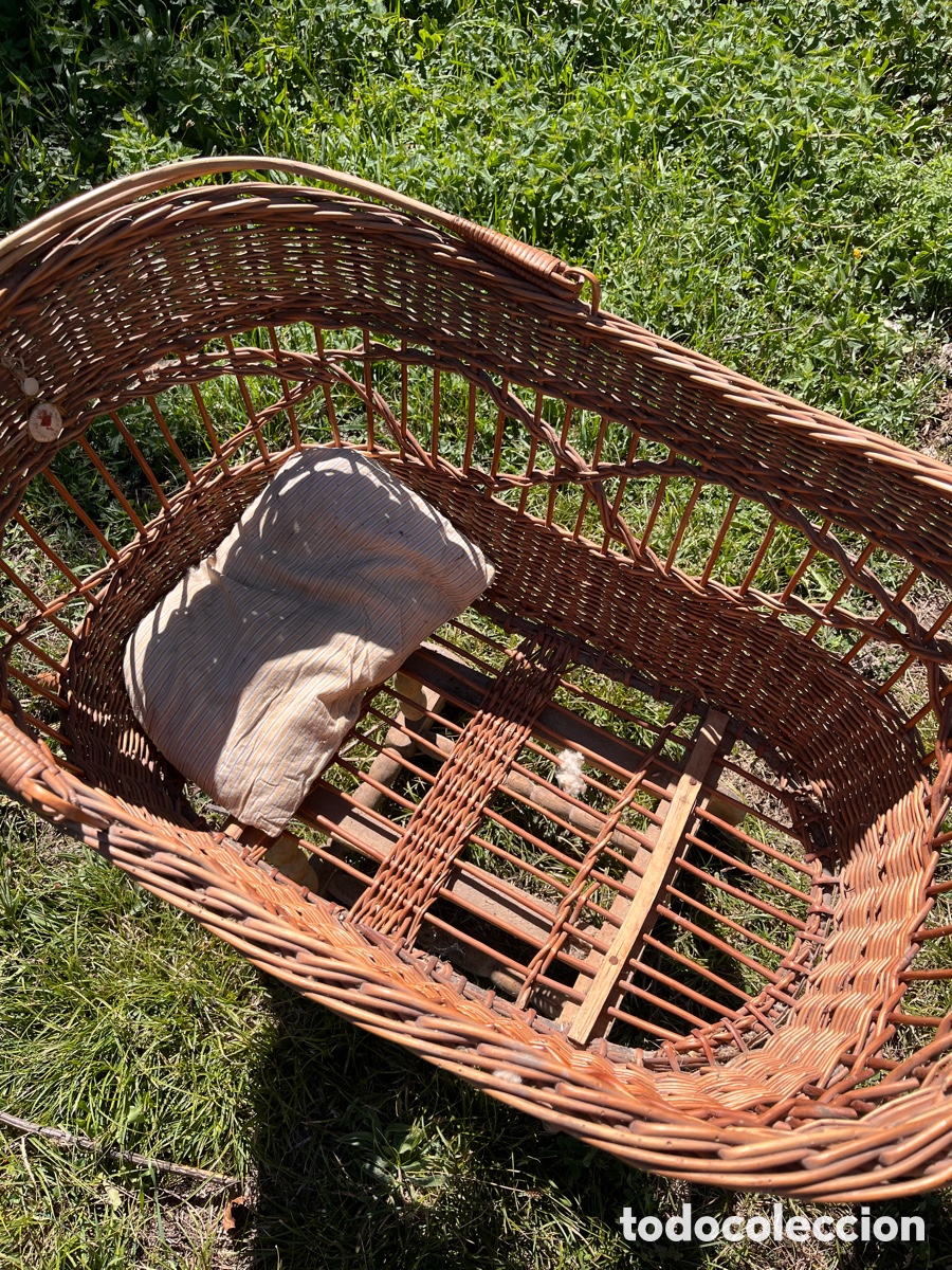 Antig&uuml;edades: Antigua cuna mois&eacute;s de beb&eacute; en mimbre con ruedas de madera y escapulario original