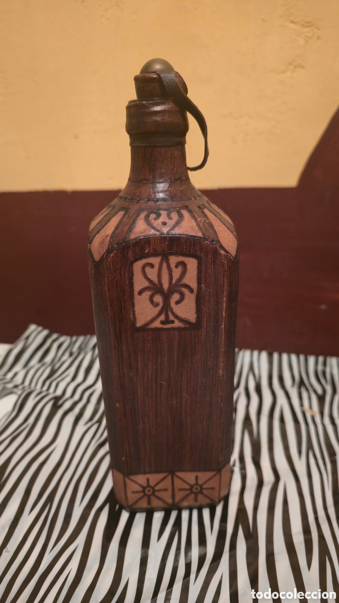 Antig&uuml;edades: Botella antigua con forro en cuero