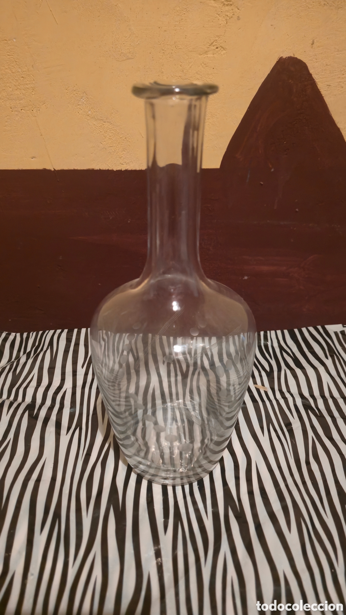 Antig&uuml;edades: Botella licorera de cristal con dibujo - Foto 2
