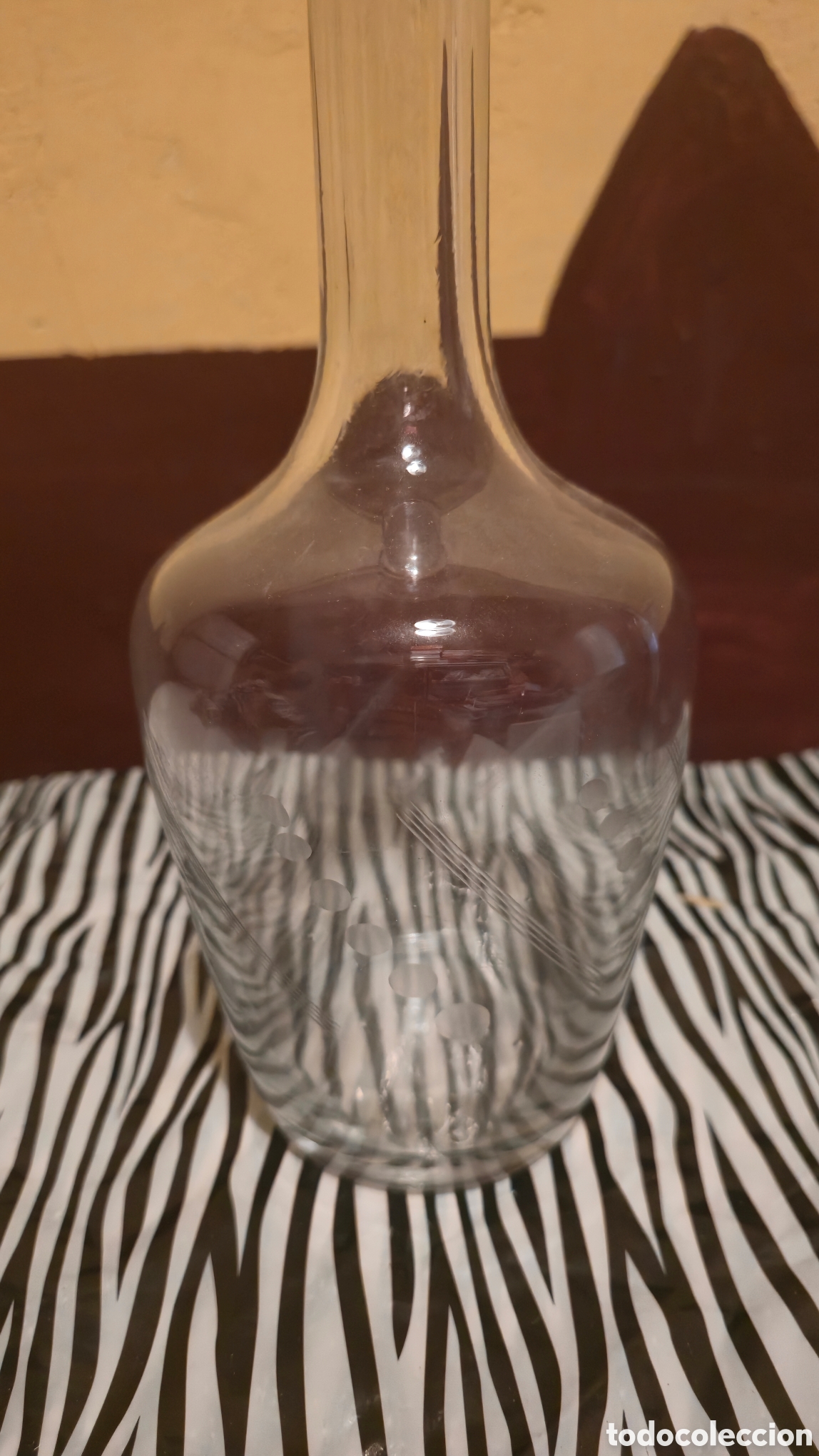 Antig&uuml;edades: Botella licorera de cristal con dibujo - Foto 3