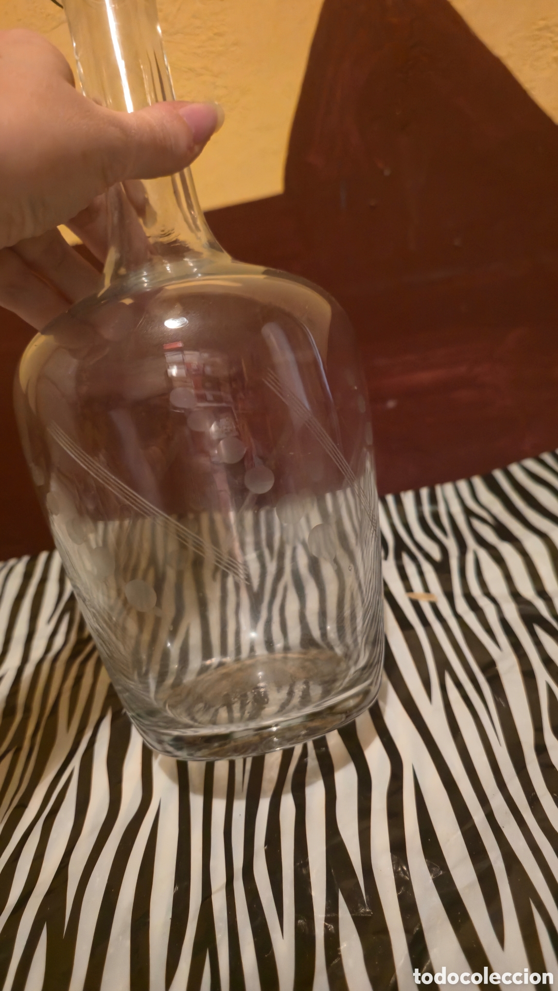 Antig&uuml;edades: Botella licorera de cristal con dibujo - Foto 4