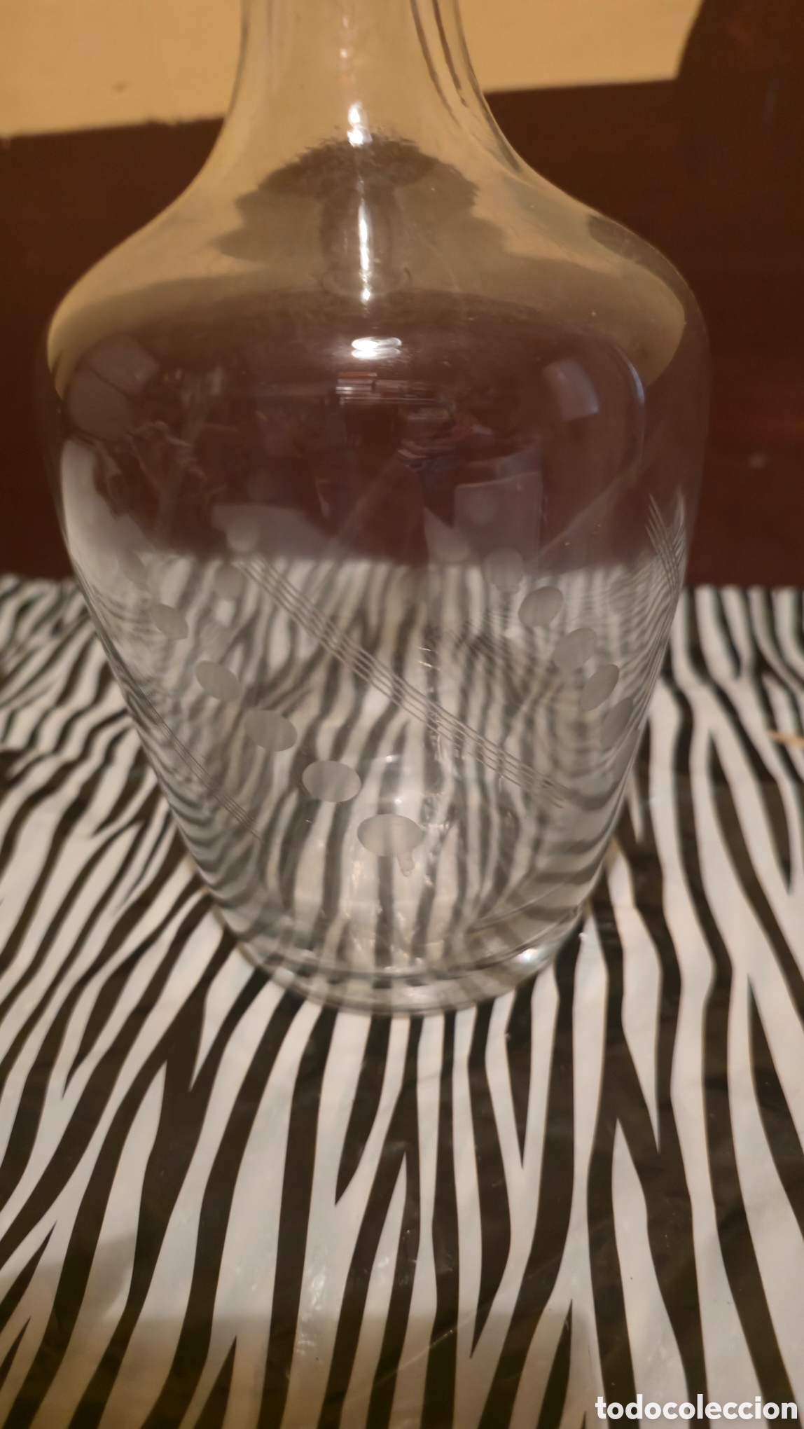 Antig&uuml;edades: Botella licorera de cristal con dibujo - Foto 5
