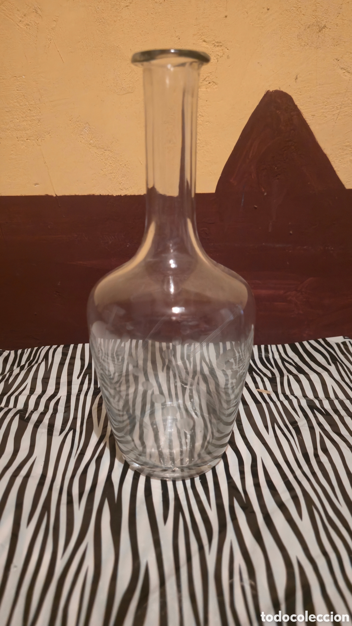 Antig&uuml;edades: Botella licorera de cristal con dibujo