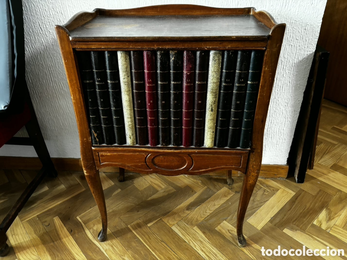 Antig&uuml;edades: Mesa revistero antigua con puerta de libros