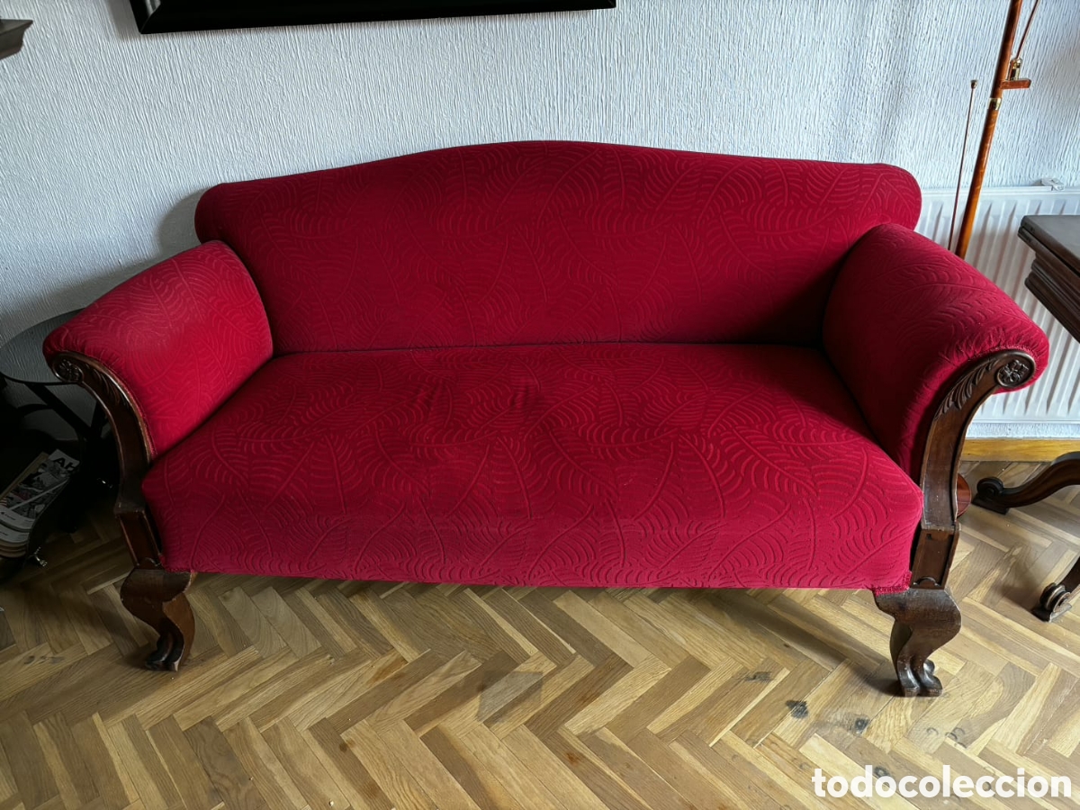 Antig&uuml;edades: Sofa y dos sillones cl&aacute;sicos tapizado en rojo m&aacute;s dos sillas