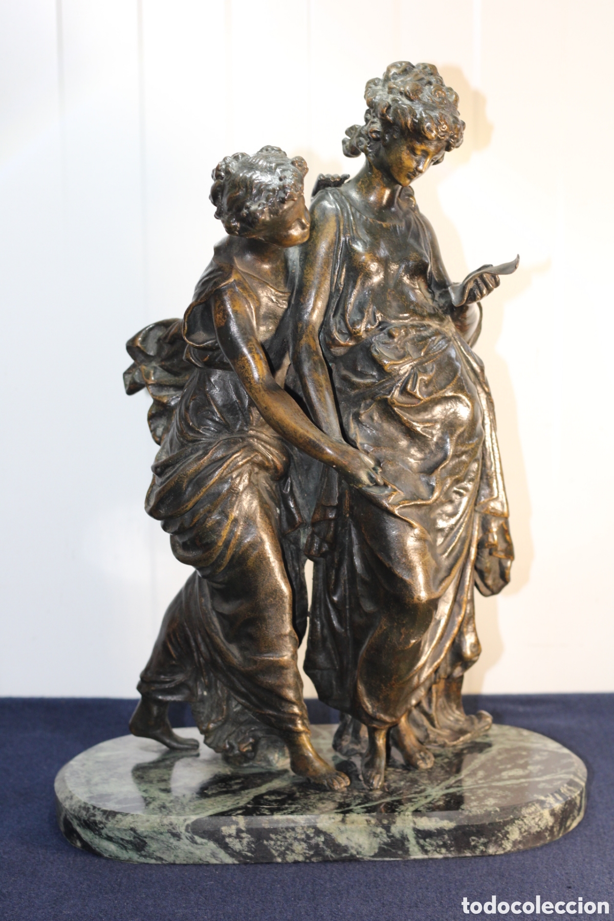 Antig&uuml;edades: Antigua escultura bronce macizo &middot; Dos musas neocl&aacute;sicas &middot; Peana m&aacute;rmol verde.