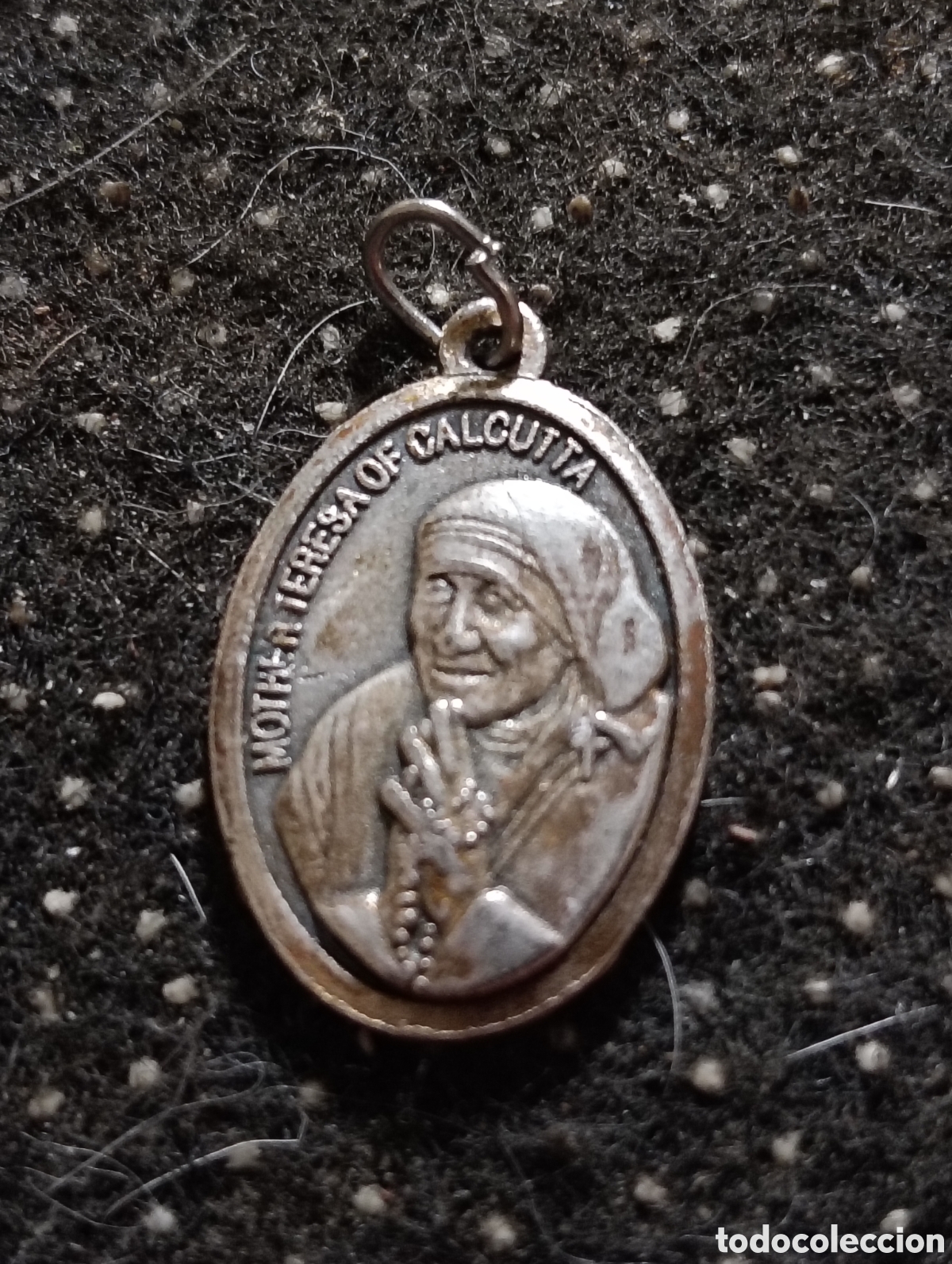 Antig&uuml;edades: Medalla de Santa Teresa de Calcuta en metal mide 2,70 x 1,70 cm