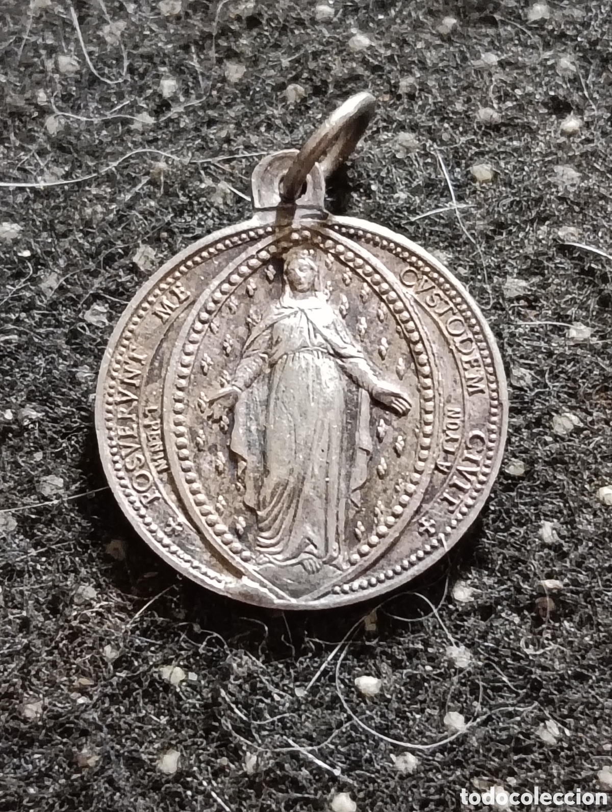 Antig&uuml;edades: Medalla de la Sant&iacute;sima Virgen Mar&iacute;a de 1875 en plata, mide 2 cm de di&aacute;metro aprox.