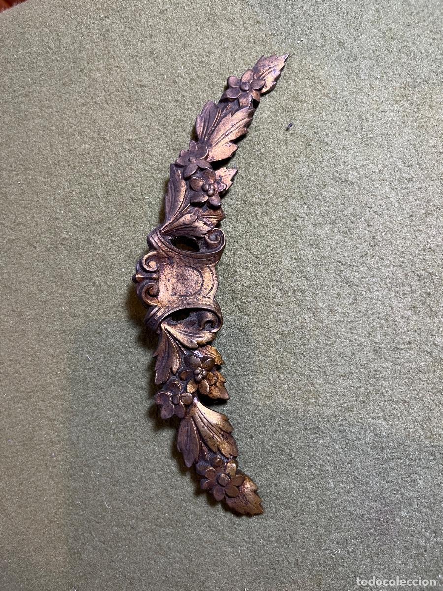 Antig&uuml;edades: Antiguo aplique ornamental de bronce para mueble &ndash; Guirnalda floral con cartela central &ndash; Herraje de