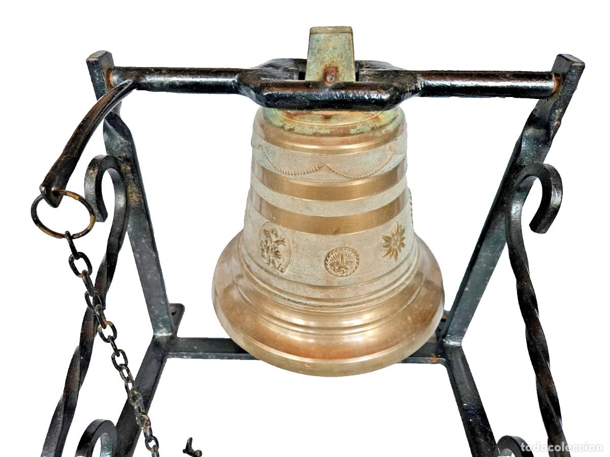 Antig&uuml;edades: CLOCHE DE PORTAIL EN BRONZE SUPPORT EN FER FORGE DECOREE AUX MONUMENTS DE PARIS