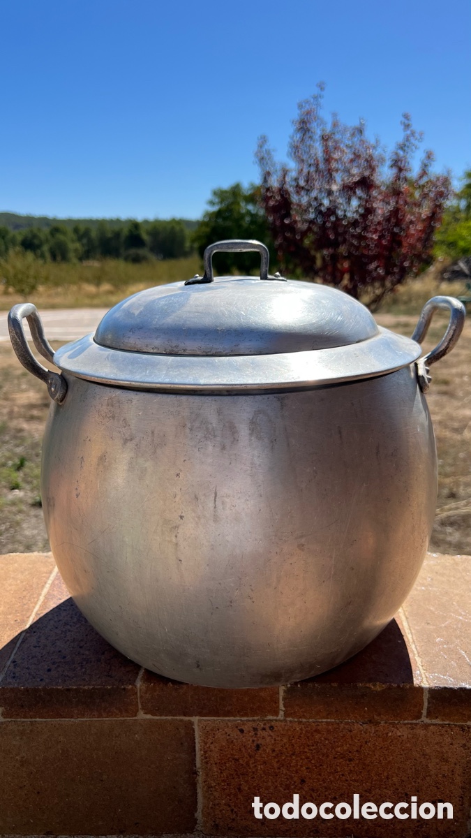 Antig&uuml;edades: Antigua olla de aluminio. Tama&ntilde;o 34 cm de altura por 36 cm de di&aacute;metro , sellada en la base