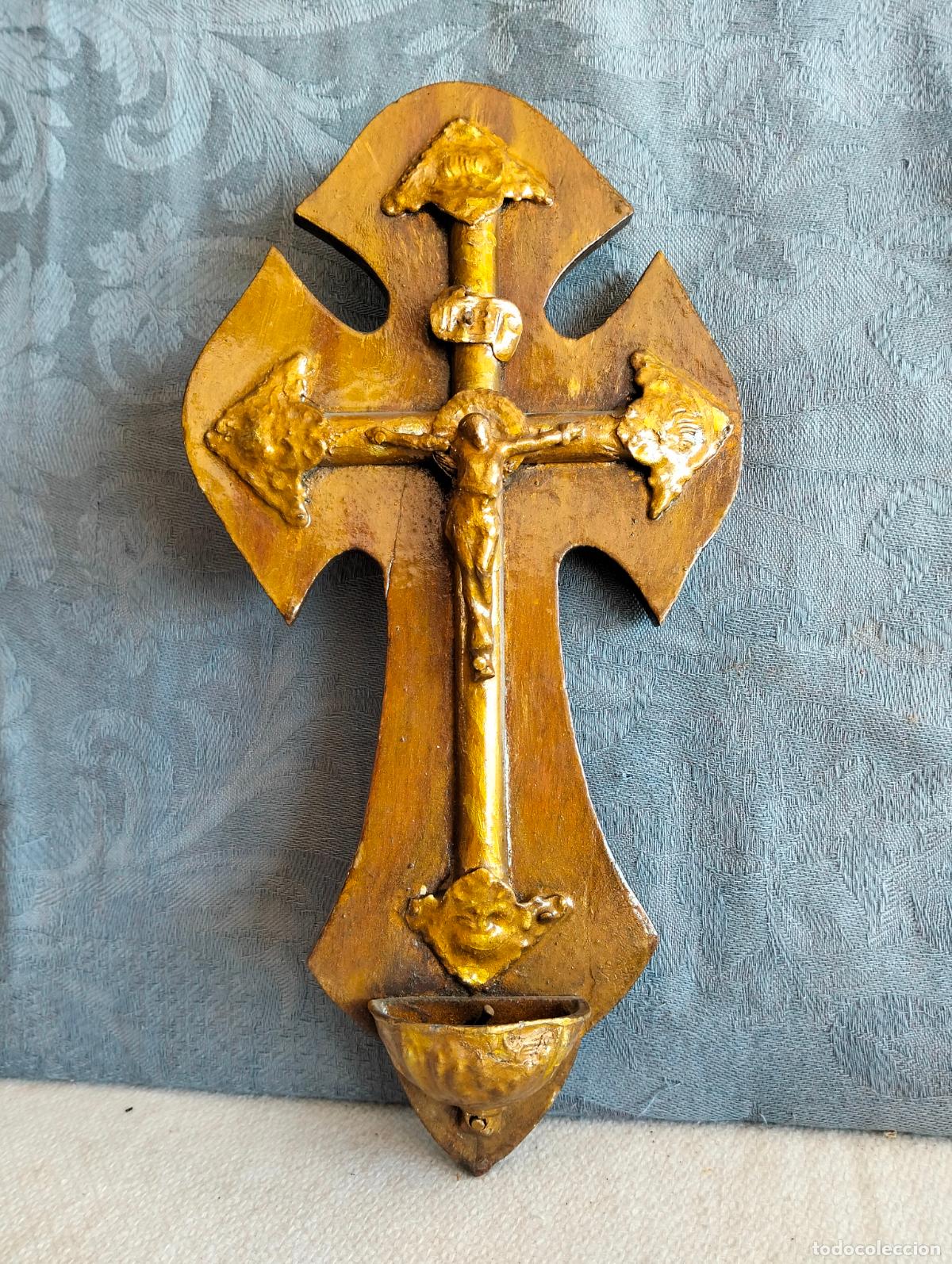 Antiguidades: Benditera crucifijo antiguo de metal sobredorado con cruz de madera de los a&ntilde;os 40
