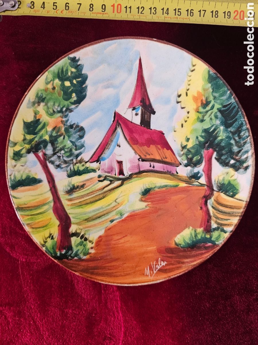 Antig&uuml;edades: ​Plato Decorativo Pared Cer&aacute;mica Pintado a Mano - Firma M. Valls (&Oslash; 21 cm)