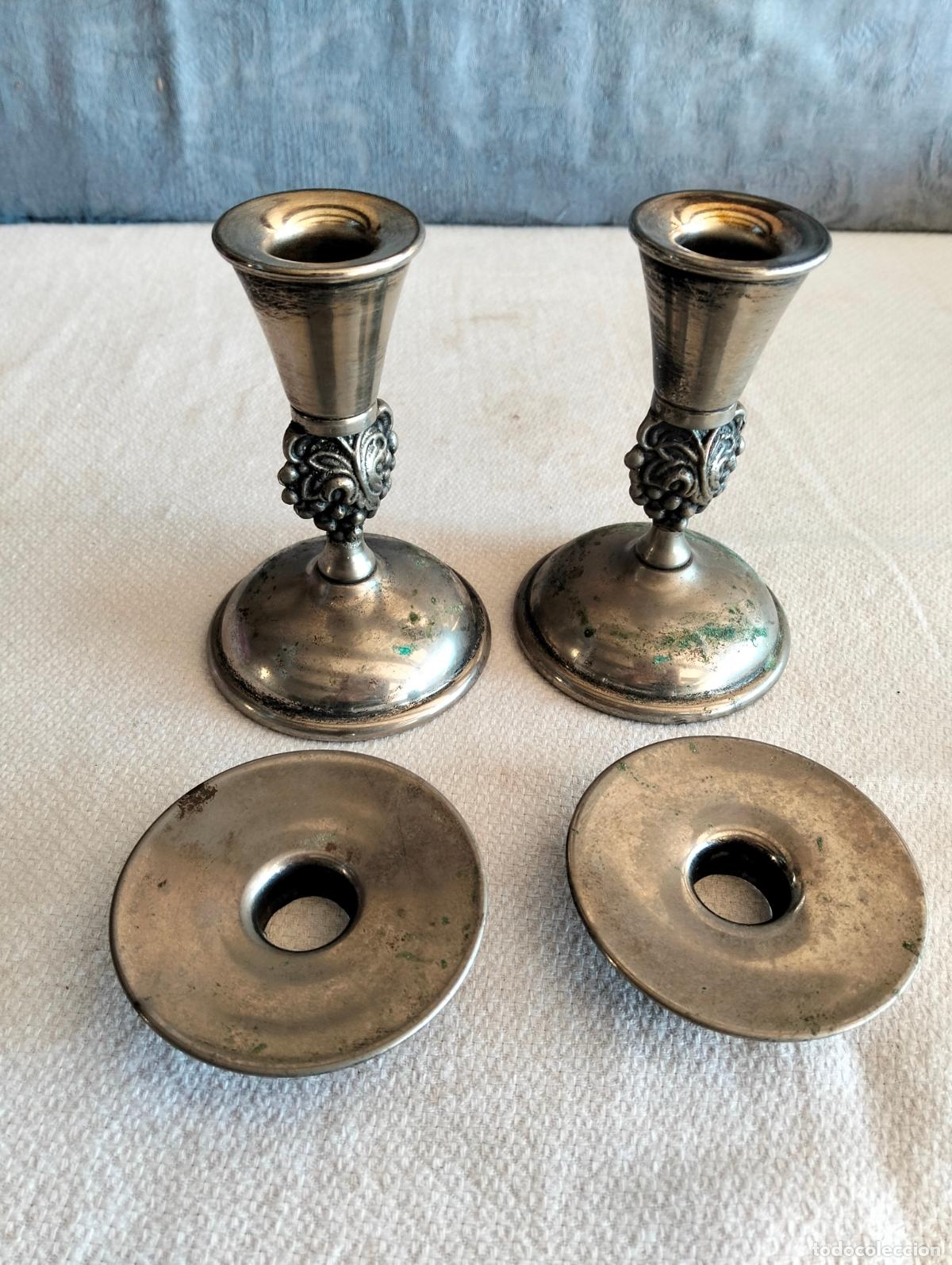 Antig&uuml;edades: 2 candelabro candelabros palmatorias de metal plateado ba&ntilde;o de plata o s&iacute;mil con platitos a&ntilde;os 60