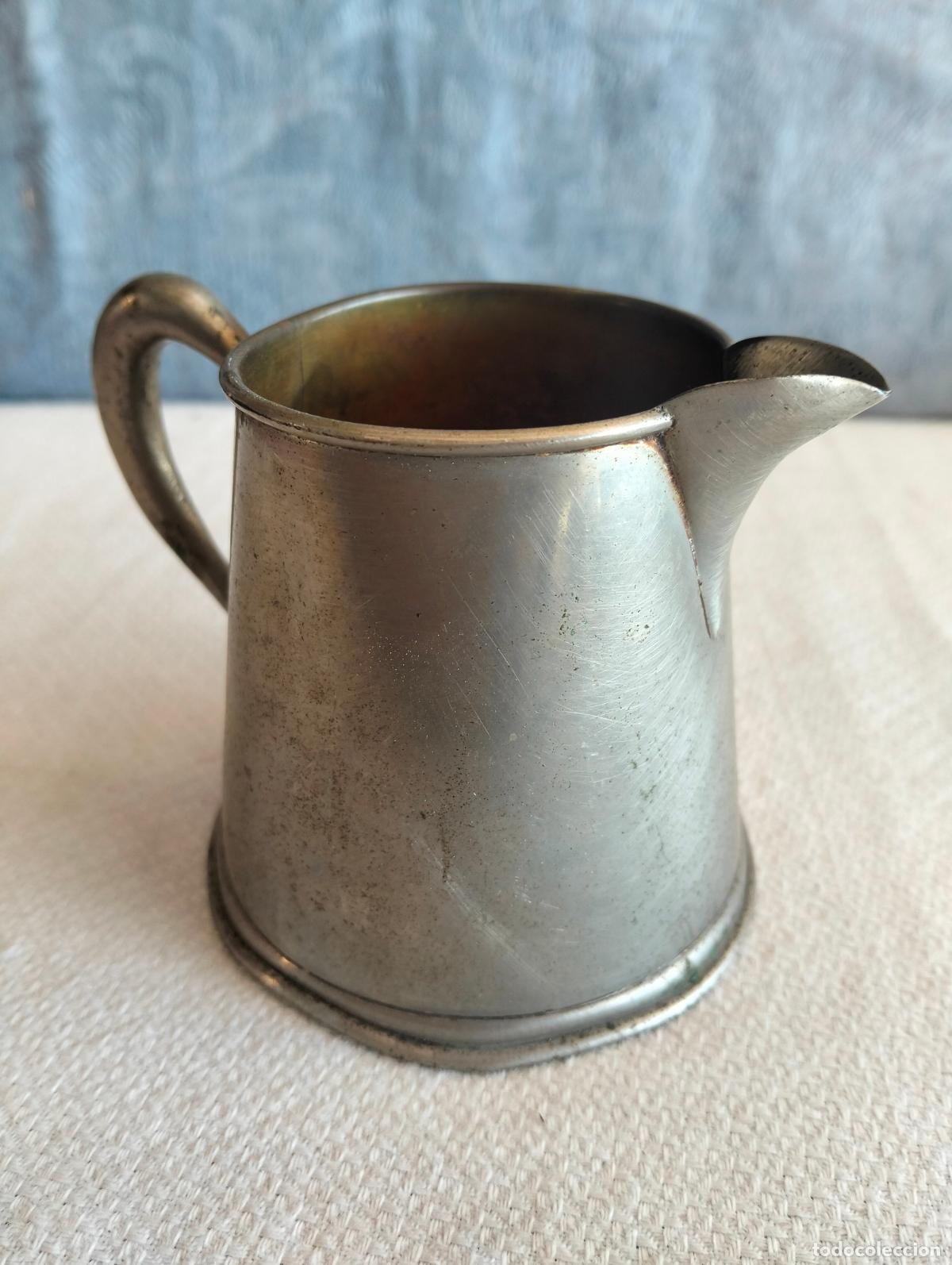 Antig&uuml;edades: Jarra jarrita lechera de metal plateado niquelado con asa para l&iacute;quidos o leche de los a&ntilde;os 50