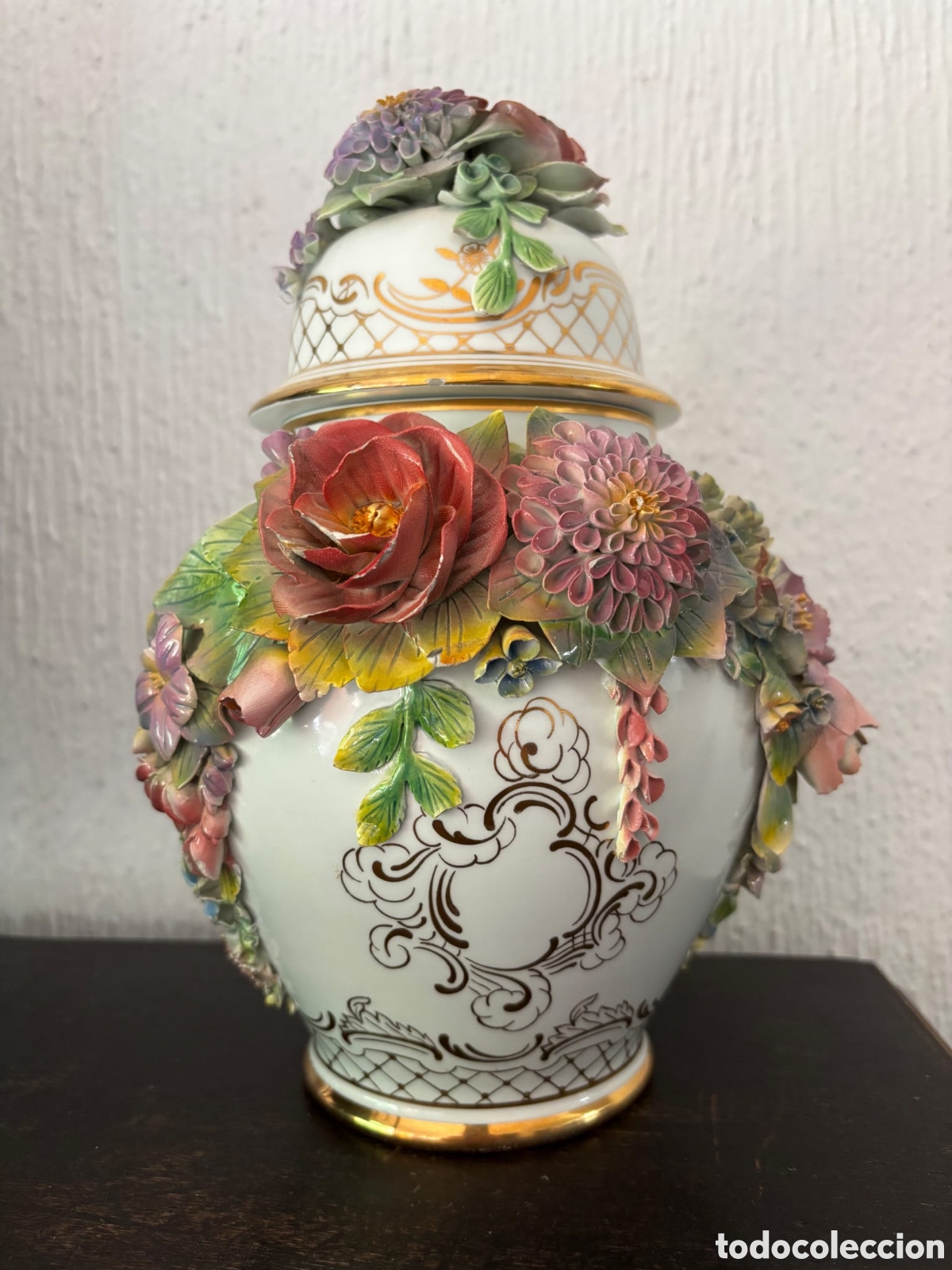 Antig&uuml;edades: Jarr&oacute;n porcelana flores relieve