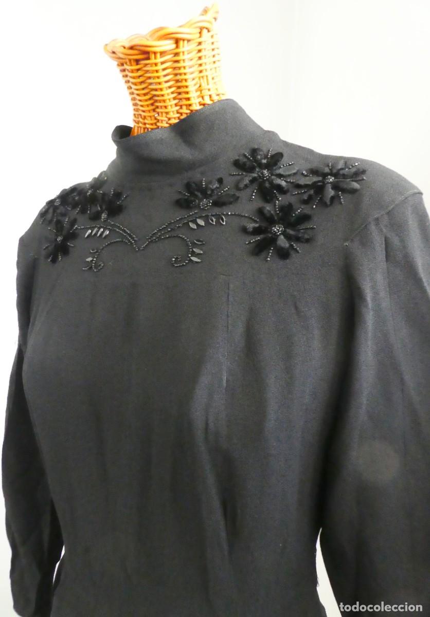 Antig&uuml;edades: ANTIGUO VESTIDO DE CREP&Eacute; CON ADORNO DE AZABACHE PPIO.S.XX
