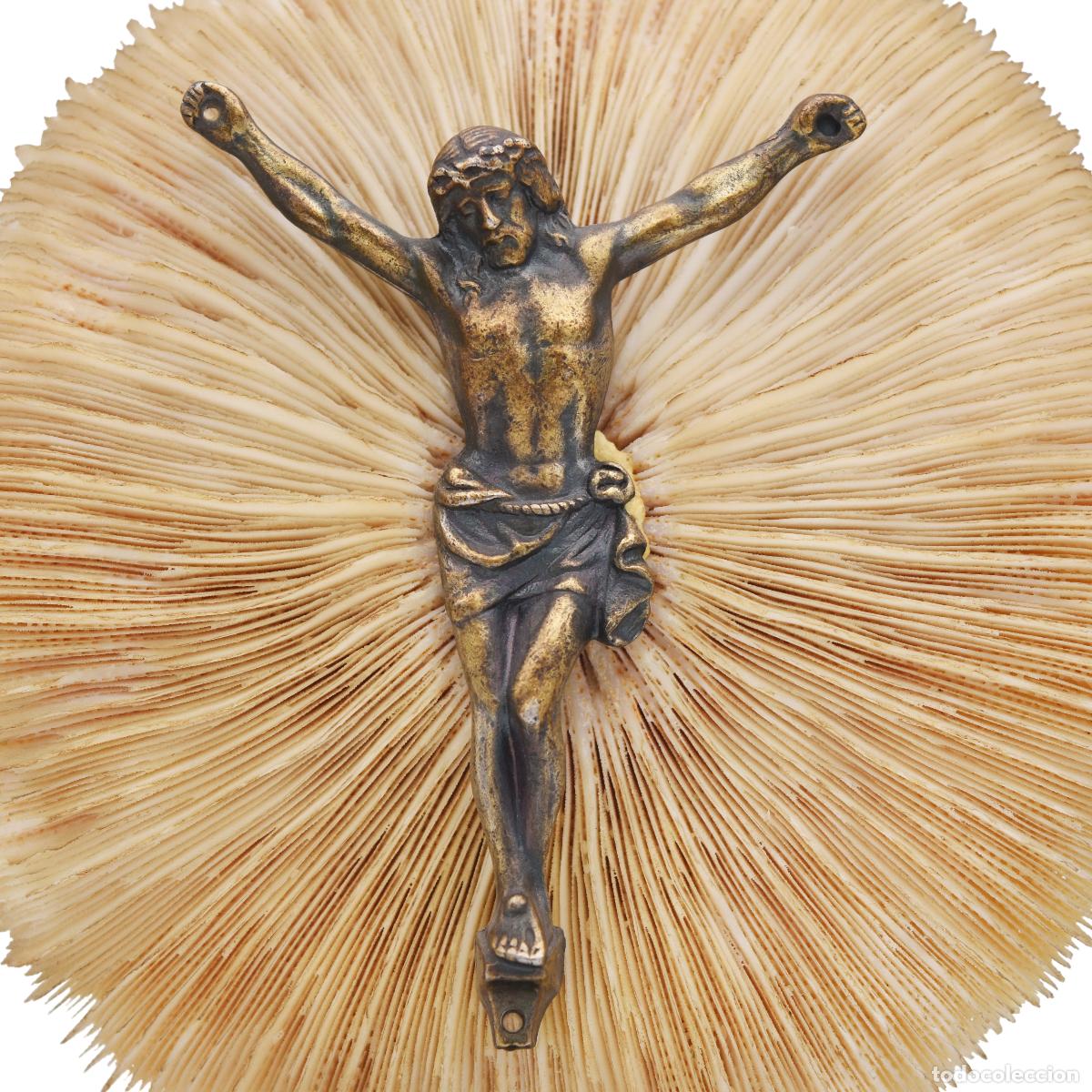 Antig&uuml;edades: Cristo antiguo sobre coral en peana