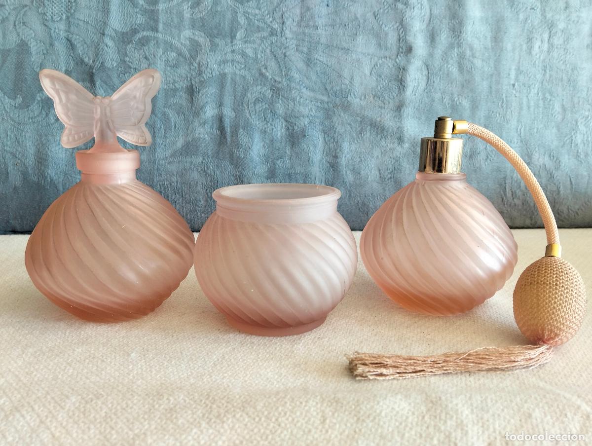 Antig&uuml;edades: Juego de tocador antiguo de cristal rosado tapon de mariposa y dosificador de los a&ntilde;os 70