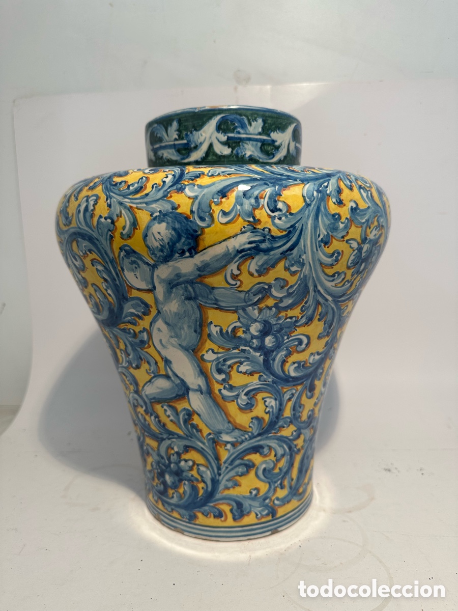Antig&uuml;edades: PRECIOSO JARRON CERAMICA MAYOLICA CON ANGELES Y HOJAS DE ACANTO. FIRMADO ANGELO MINGHETTI.