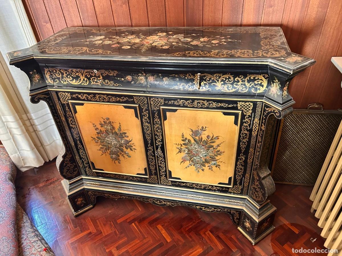 Antig&uuml;edades: Mueble aparador o c&oacute;moda de estilo Napole&oacute;n III con laca policromada, de origen europeo