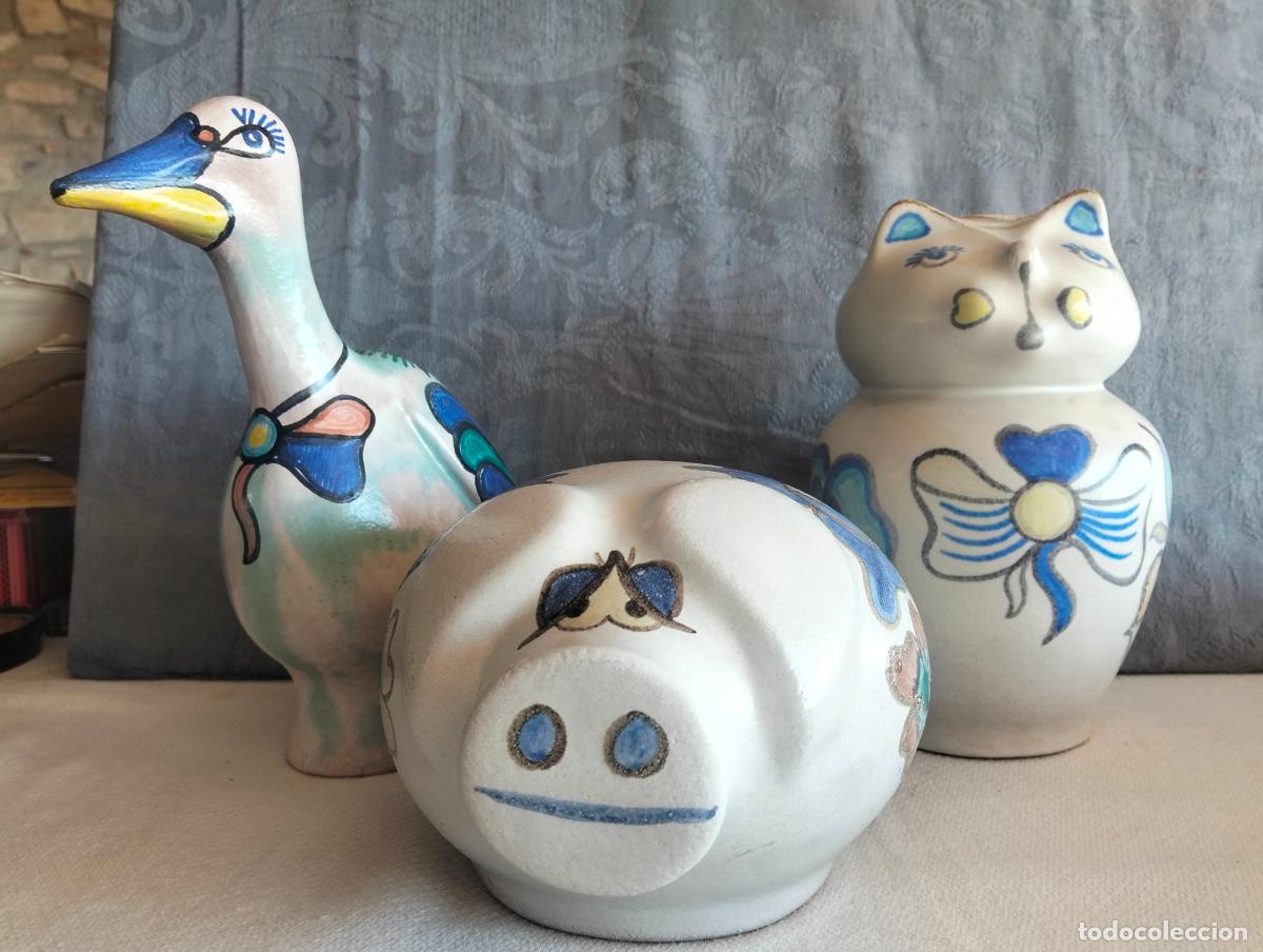 Antig&uuml;edades: Lote de 3 piezas de ceramica de autor cerdito, pato y gatos pintados a mano firma autor X M a&ntilde;o 1981