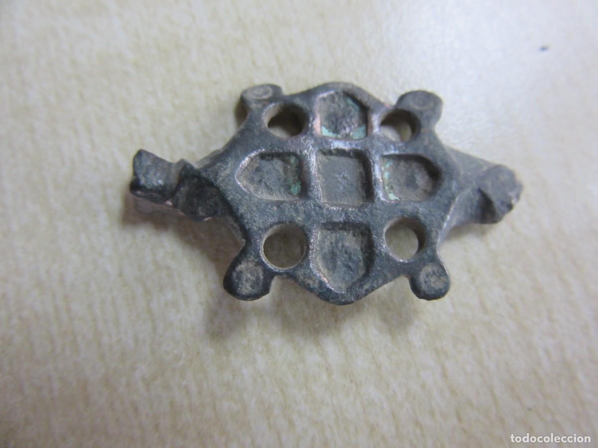 Antiguidades: Placa ornamental medieval Bronce Medidas 3,2 x 2 cm