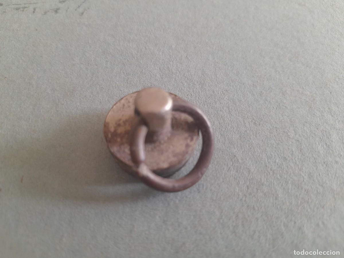 Antig&uuml;edades: peque&ntilde;o tapon de fregadero, de laton niquelado en la parte superior, 1,8cm aprox de diametro