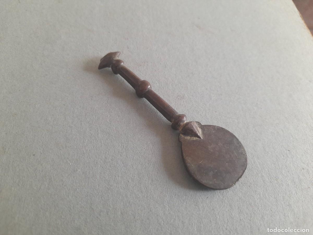 Antig&uuml;edades: mini paleta de brazero de bronce, con rotura, 7cm aprox