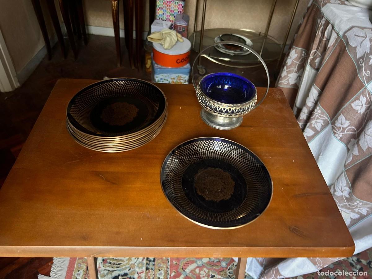 Antig&uuml;edades: plato de postre vintage de cristal azul cobalto con filigrana dorada, fabricado a mediados del